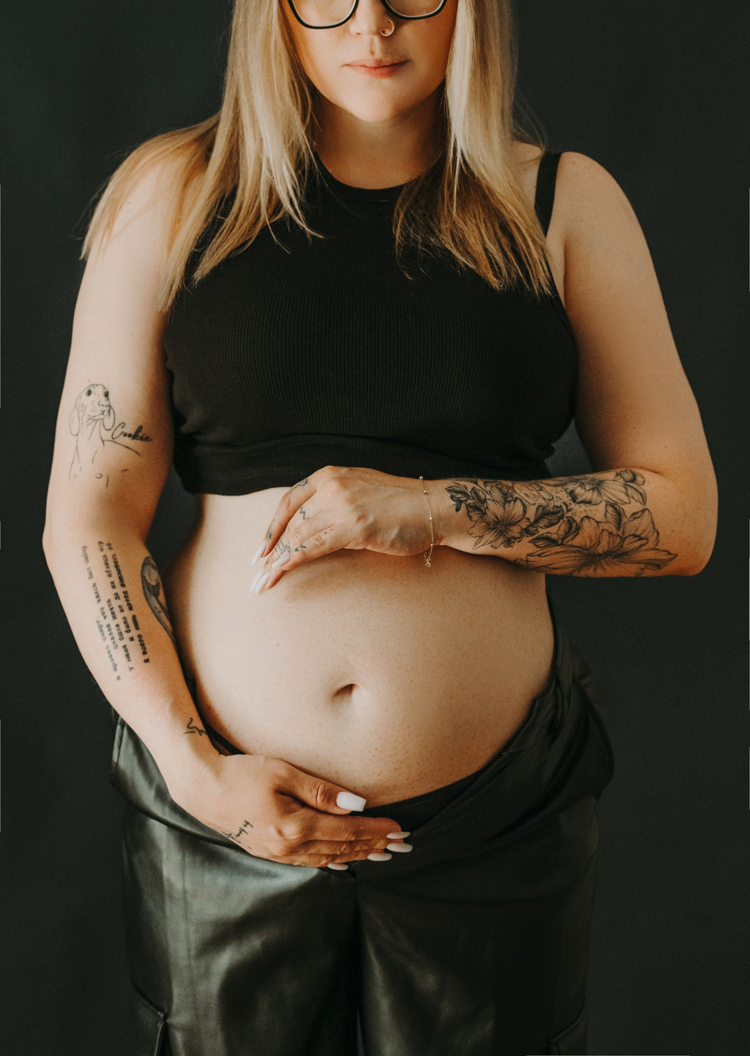 На черном фоне. Семейный и контент фотограф