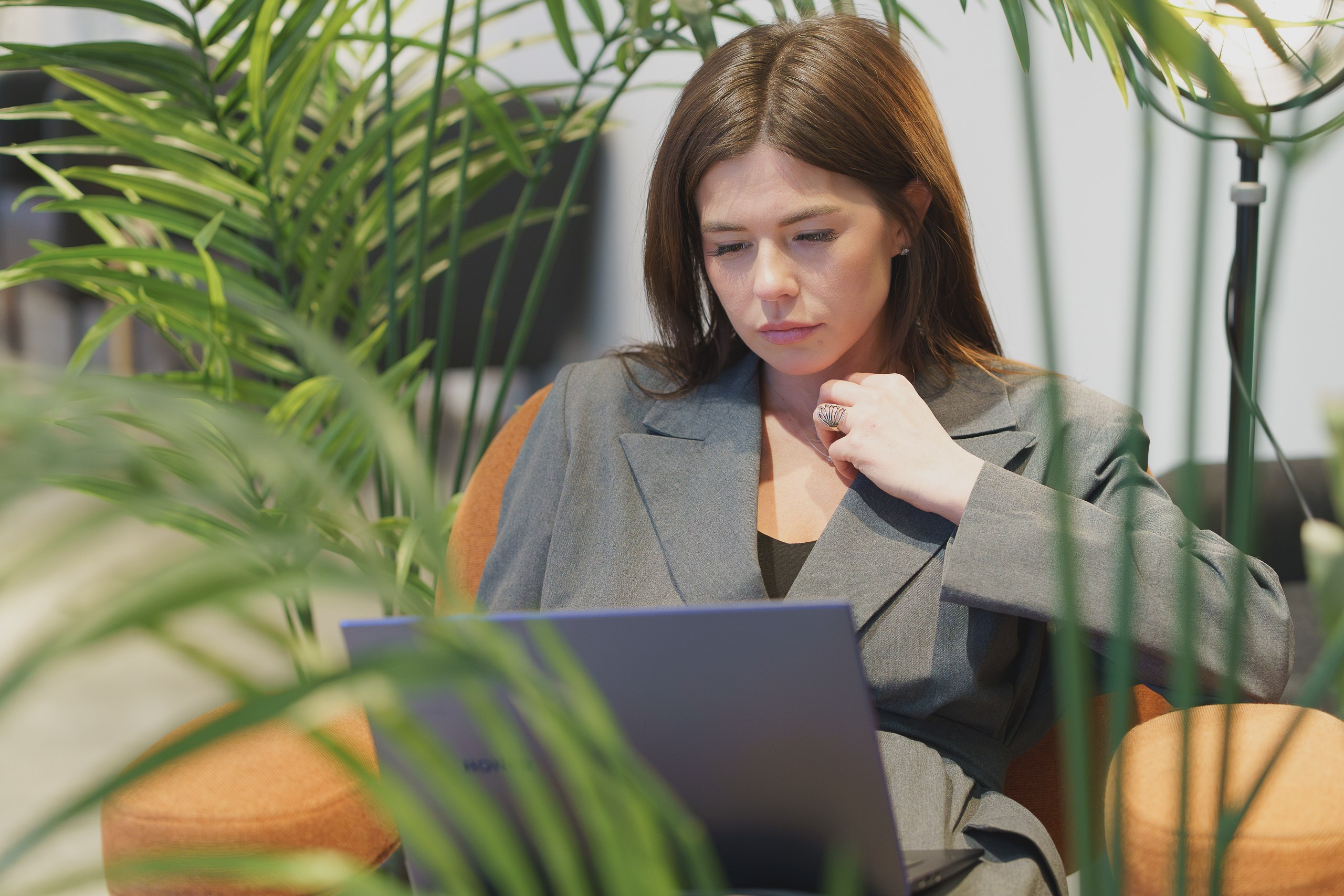 Дарья в деловом образе, кадр на диване, уютная офисная атмосфера