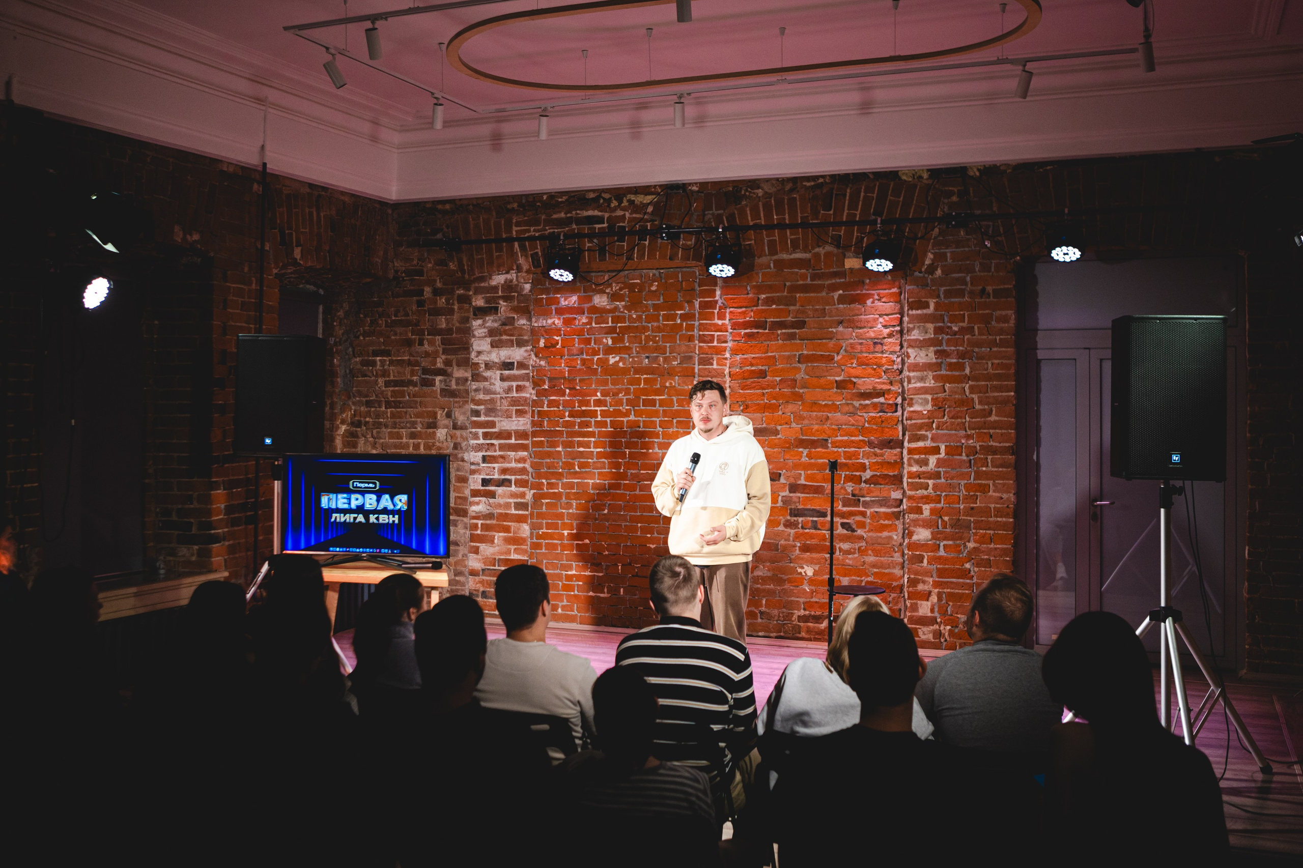 Фотографии стендапа Первой лиги КВН в Перми. Репортажный фотограф в Перми Денис Голдобин