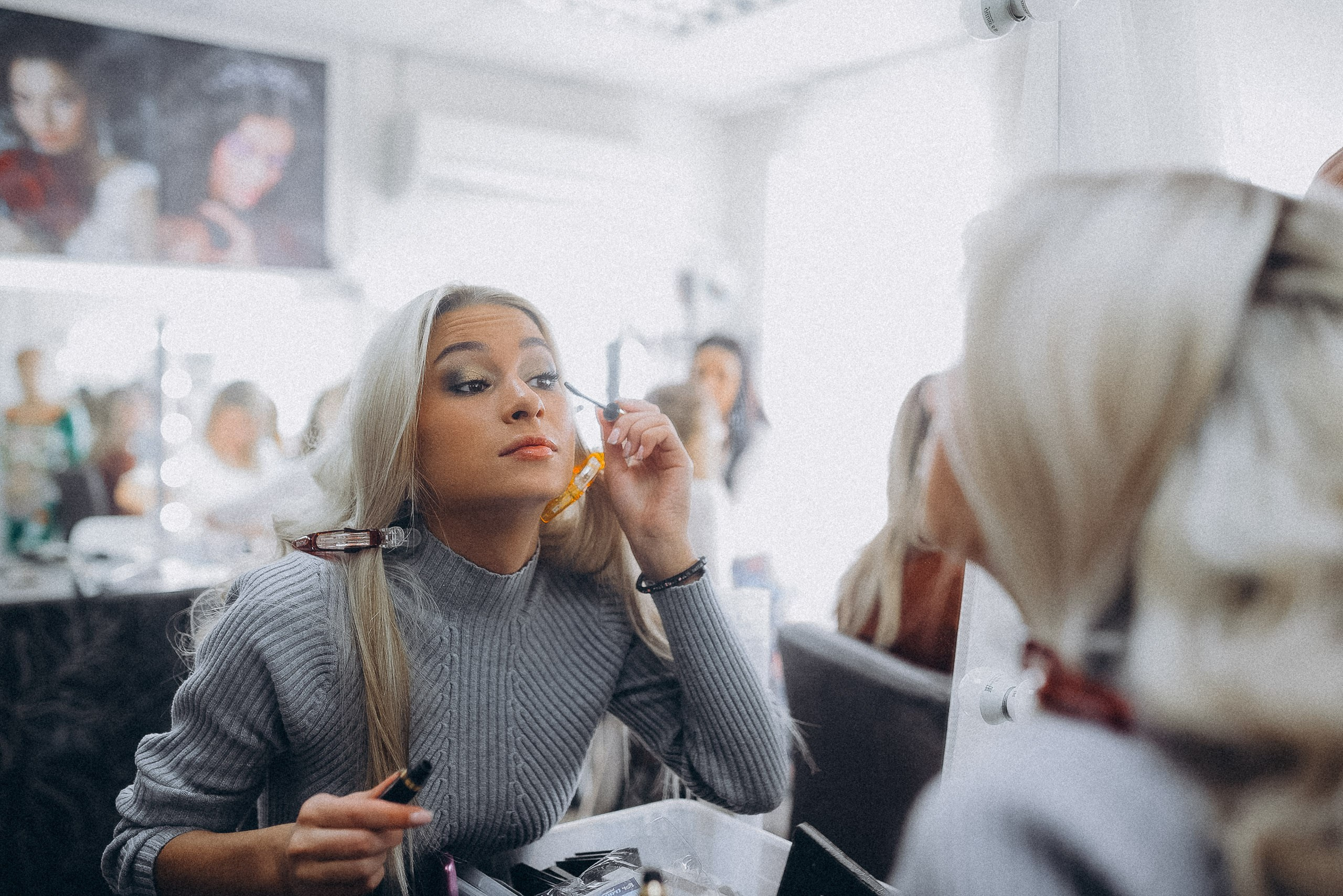 Самостоятельная подготовка к выходу: участница конкурса Мисс Радио Европа Плюс наносит макияж перед зеркалом в гримерной