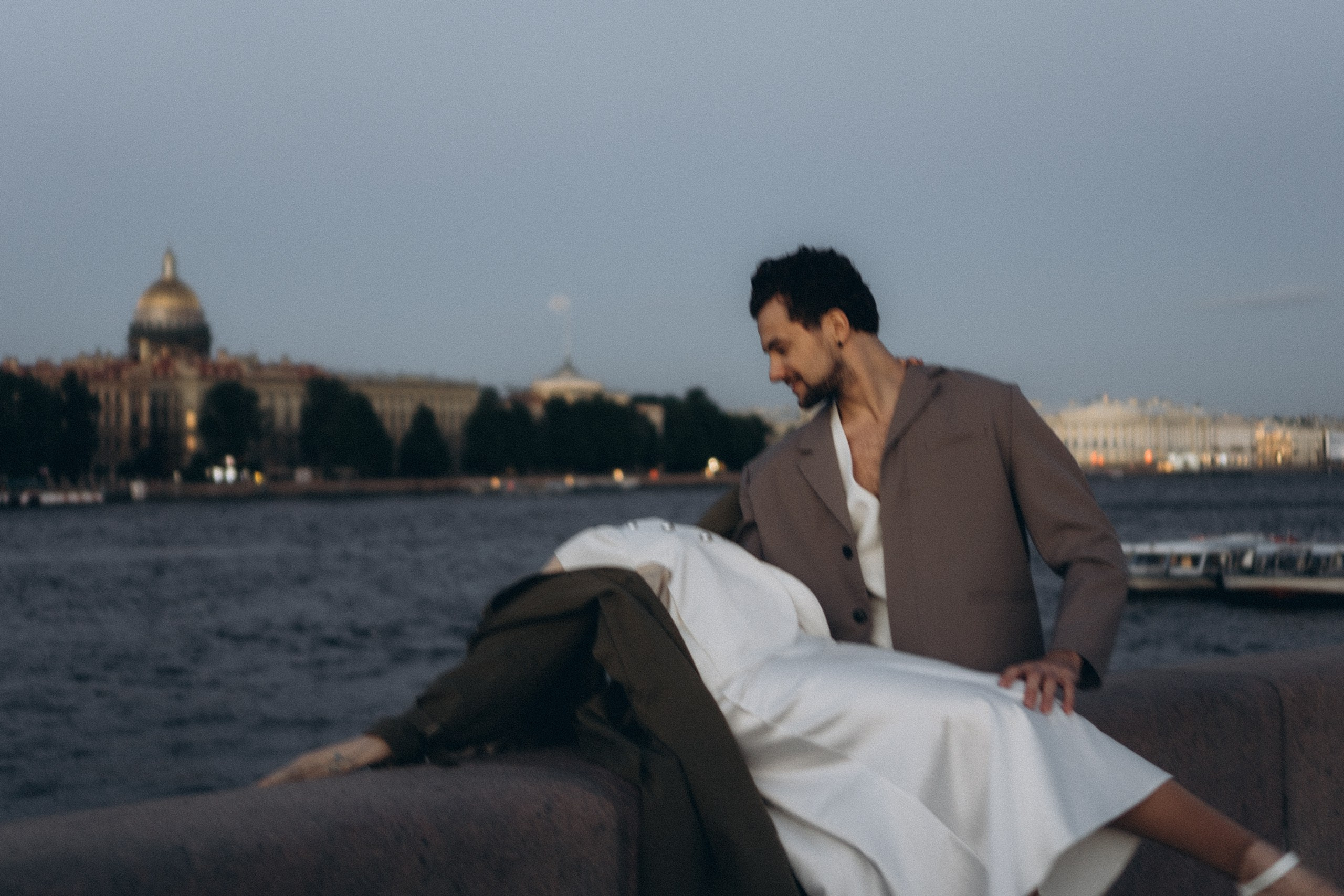 СВАДЕБНАЯ СЬЕМКА ПАРЫ НА РАССВЕТЕ В БЕЛЫЕ НОЧИ И ПРОГУЛКА С РАЗВОДНЫМИ МОСТАМИ И ПИКНИК ВОЗЛЕ ИСАКИЕВСКОГО СОБОРА. Профессиональный фотограф, Санкт-Петербург — Виктория Богомолова