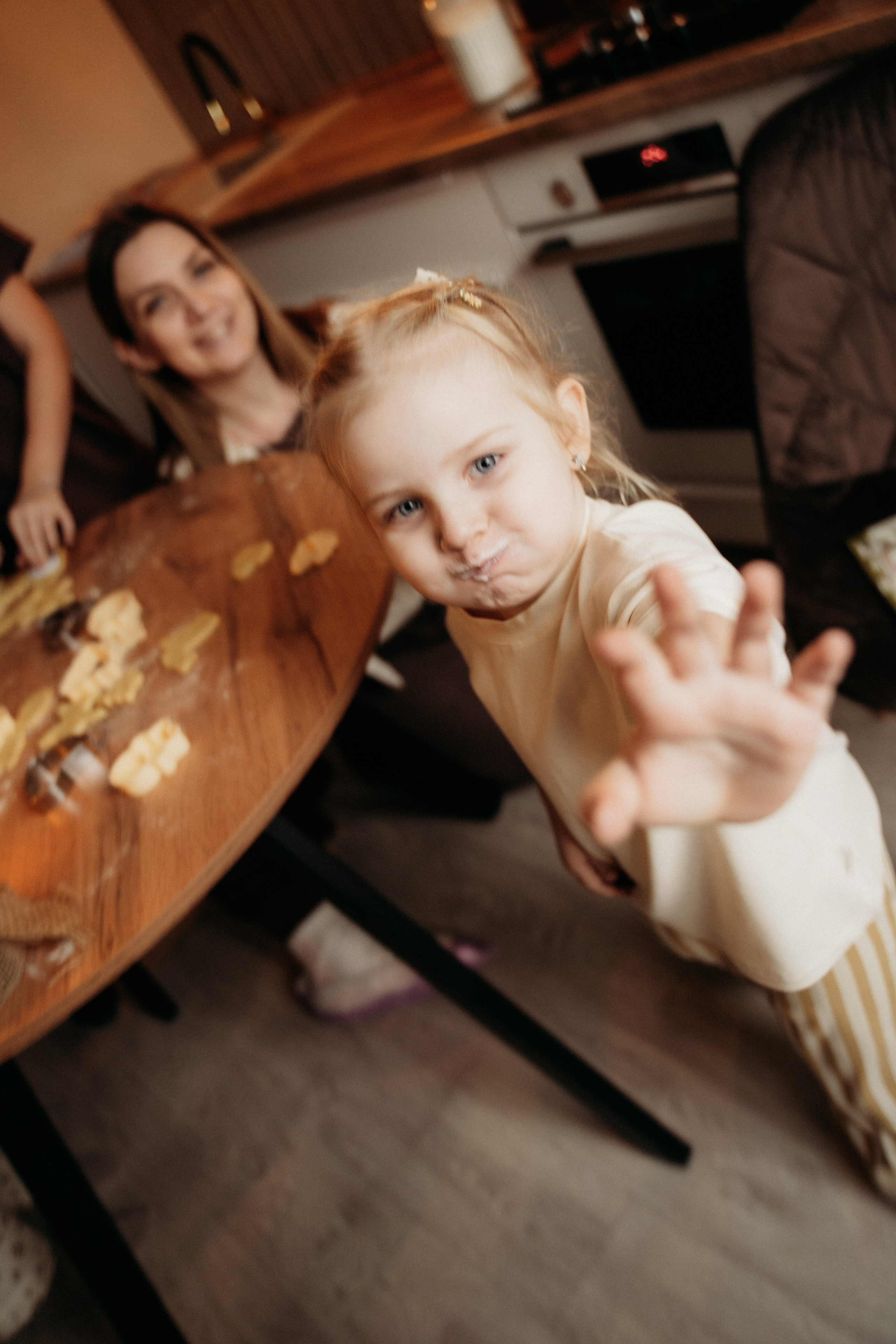 Семья на кухне