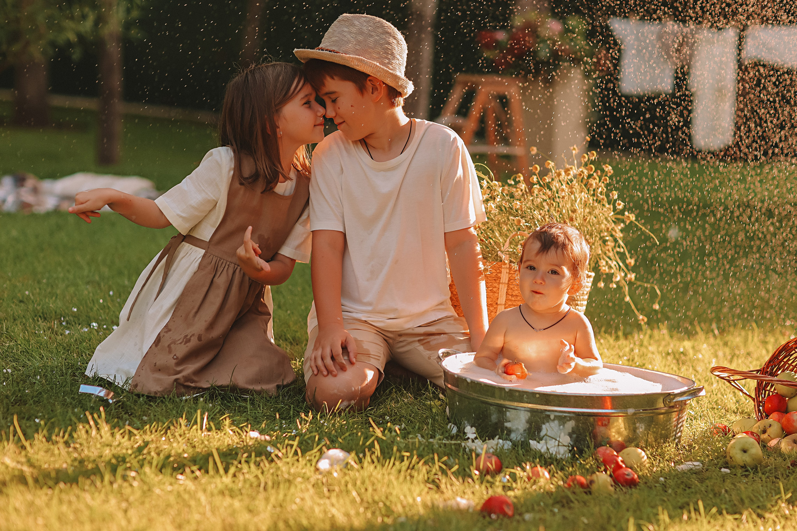 Стирка у дома. Семейный фотограф Тюмень, фотограф на роды Салмина Мария