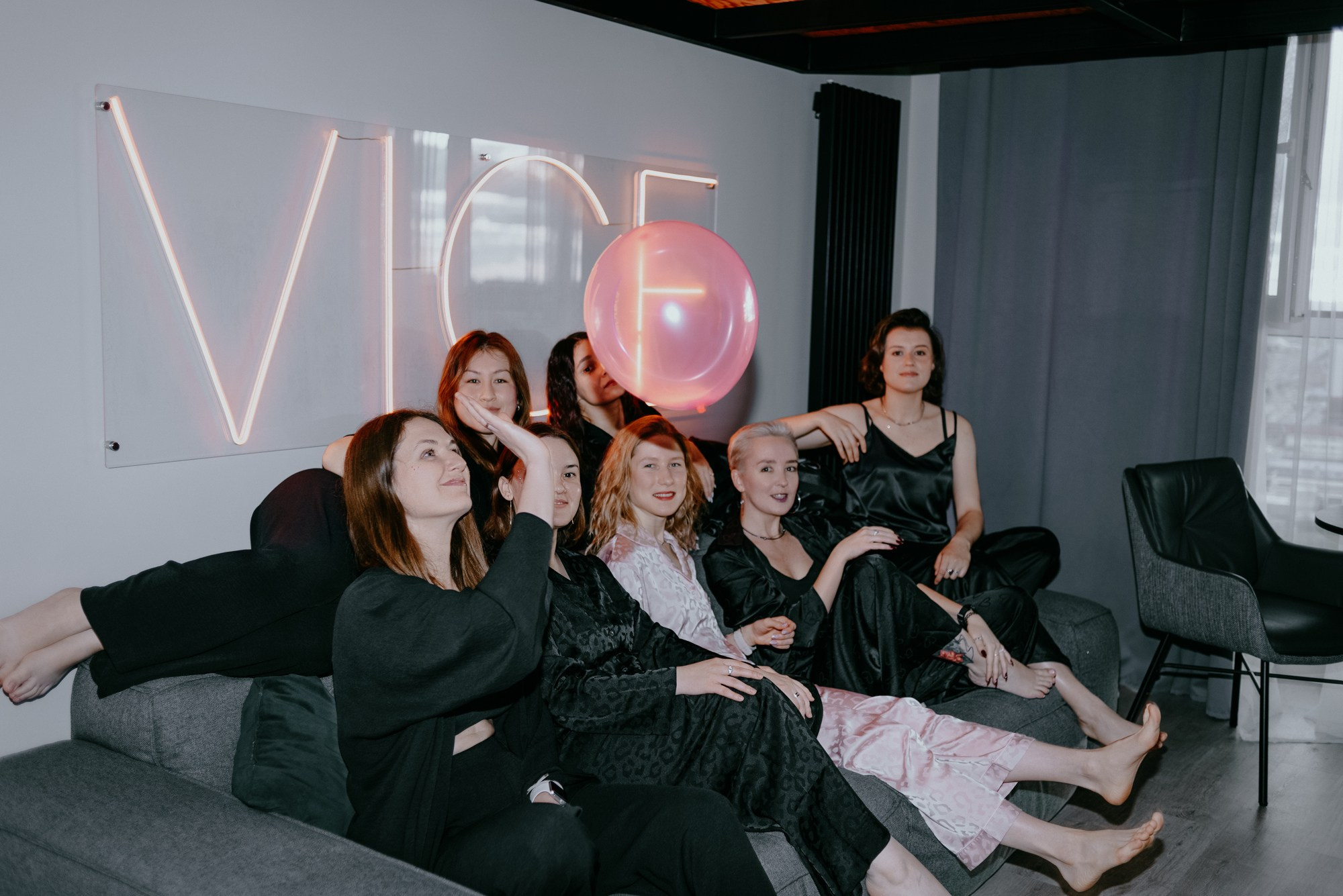 Фотограф на девичник в Тюмени — репортажная съемка праздника. Портретный фотограф Тюмень Дарья Мустафина