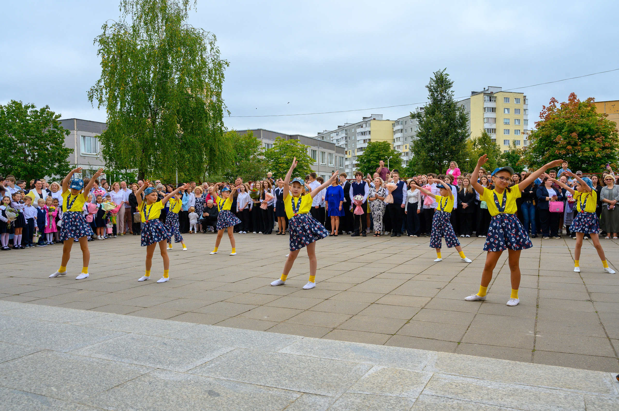 Вот звучит первый звонок, перед этим долгое приготовление к новому этапу в жизни, Яромир идет в школу. Фотоуслуги, услуги фотографа, фотографирование важных событий