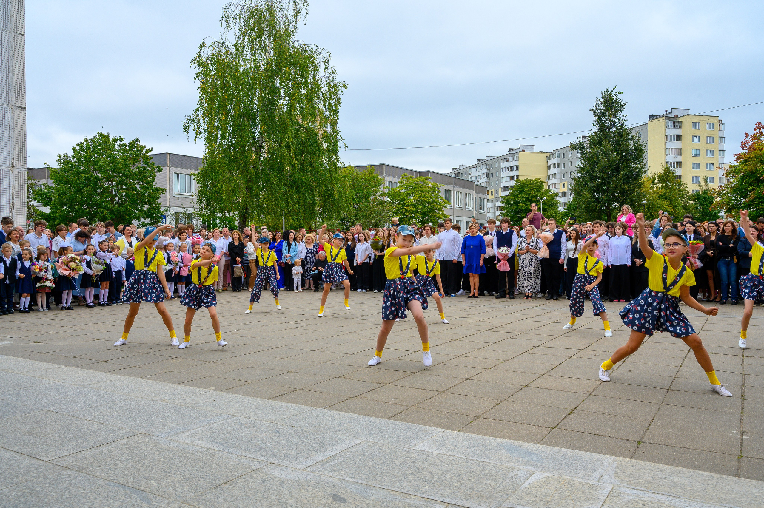 Вот звучит первый звонок, перед этим долгое приготовление к новому этапу в жизни, Яромир идет в школу. Фотоуслуги, услуги фотографа, фотографирование важных событий