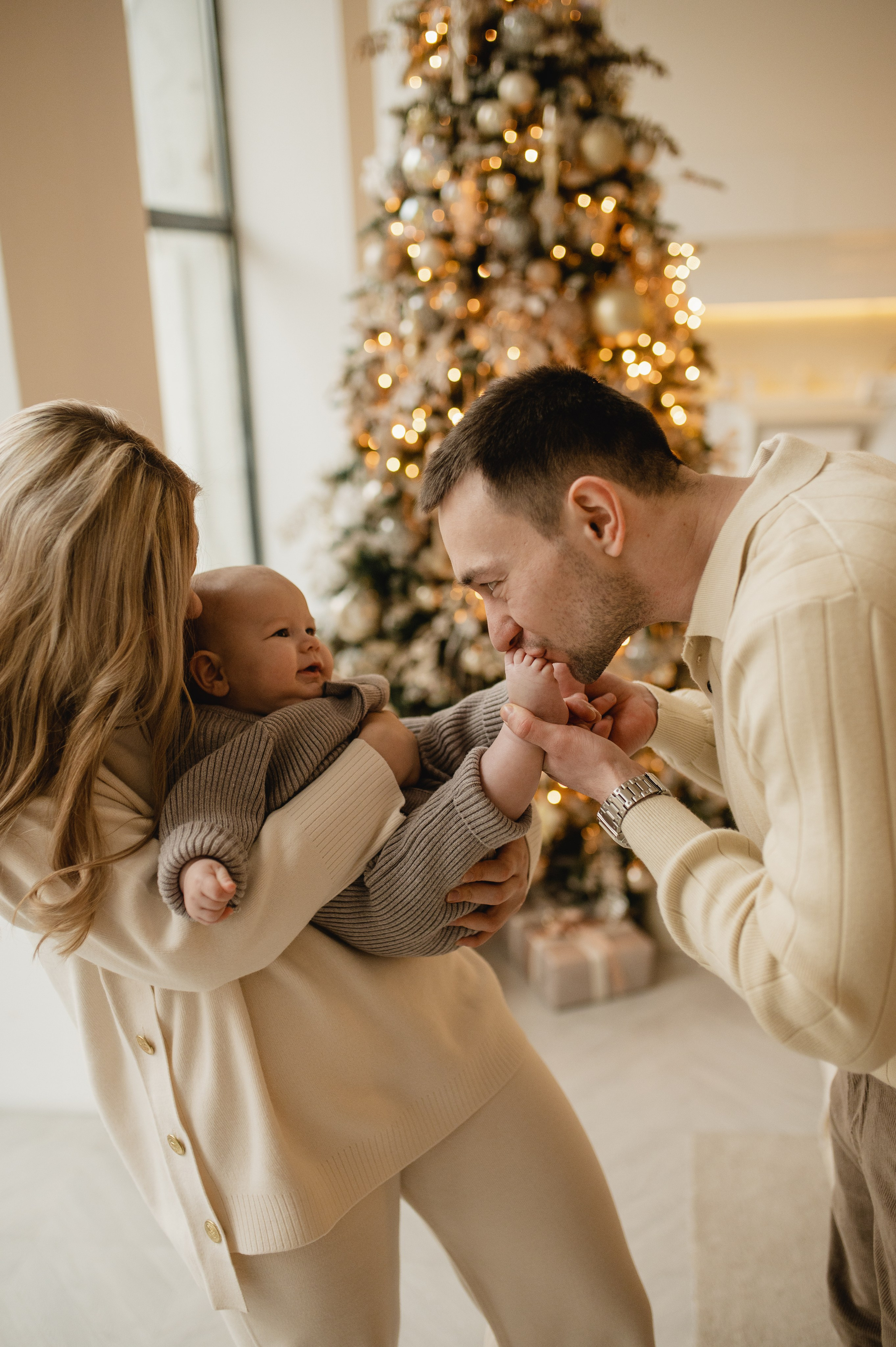 Новогодняя фотосессия в студии с малышом 6 месяцев в Бутово. Семейная фотосессия Бутово Москва фотограф Алина Морщагина