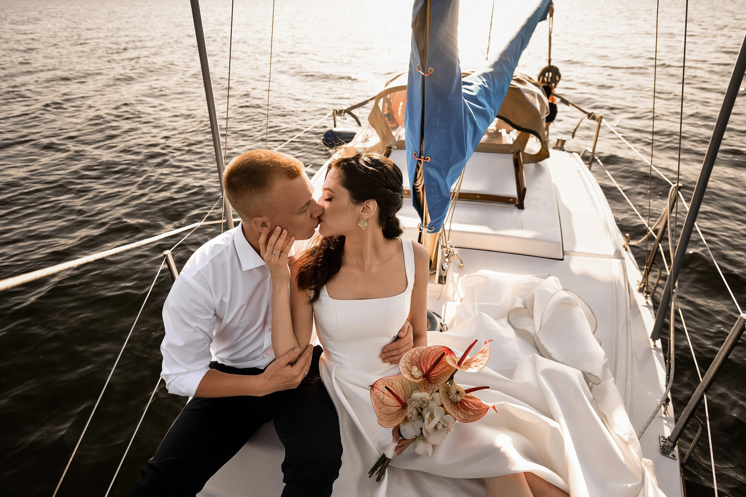 Фотосессия в свадебном платье на яхте в Красноярске. 📸 Свадебный и семейный фотограф в Красноярске Тихомиров Евгений | 17 лет опыта | 800+ свадеб
