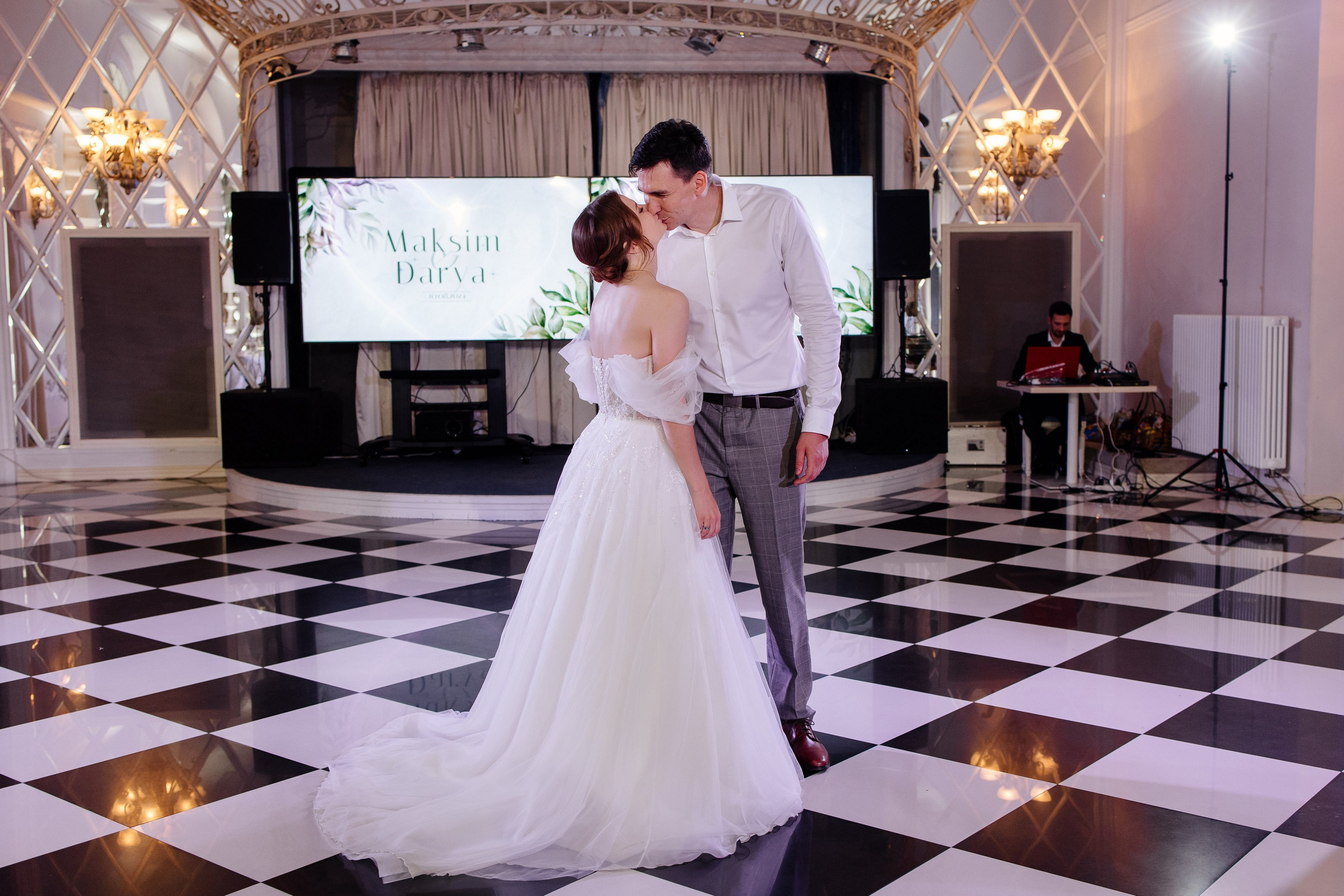 Свадебное утро в Hyatt Regency Хаятт Редженси, свадебная прогулка на Арме и банкет в О’Шалей. Свадебный и семейный фотограф Екатерина Иванова