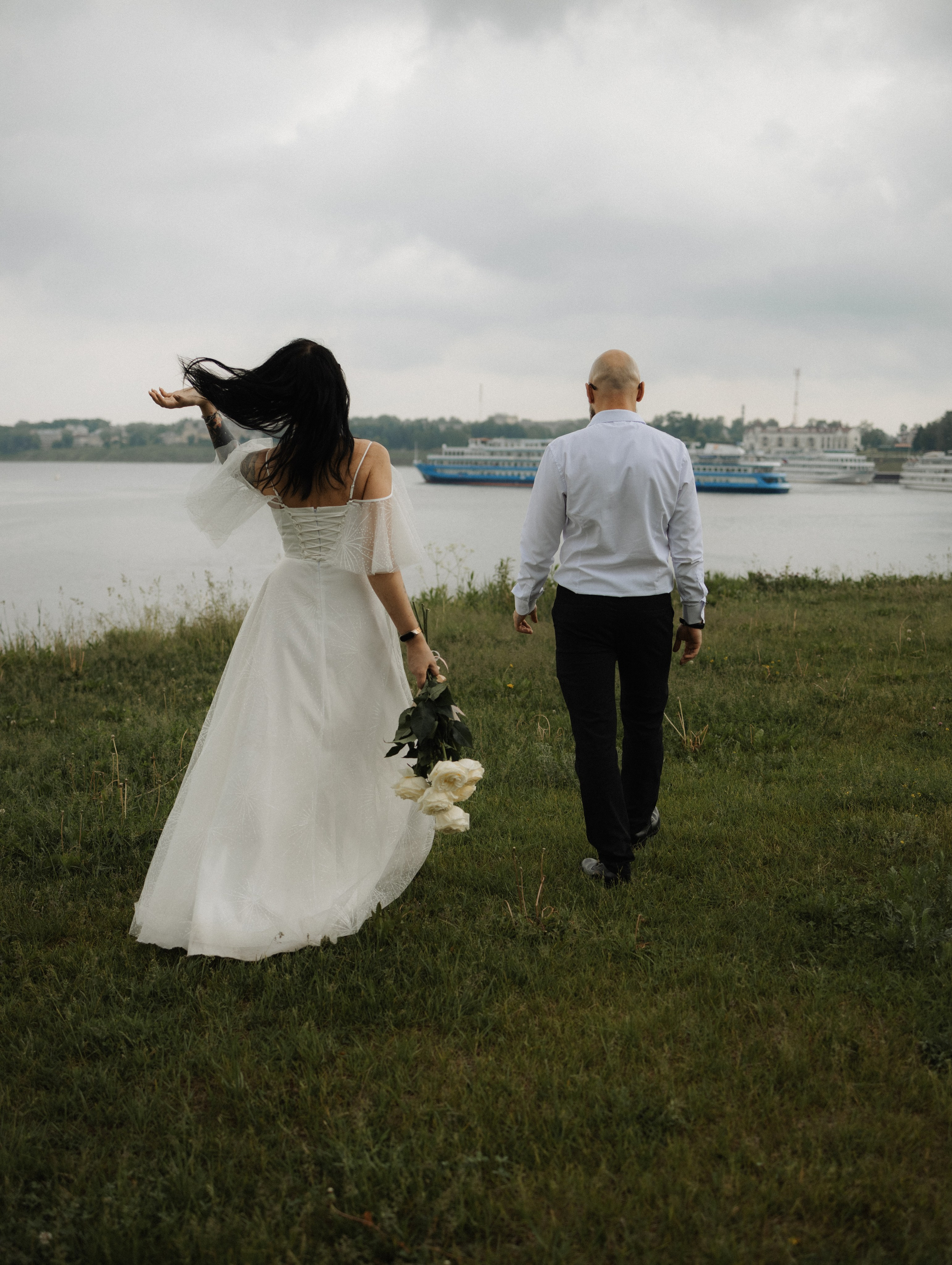 Свадебная прогулка летом у реки. Фотограф Углич и Ярославль Ольга Тятюшкина