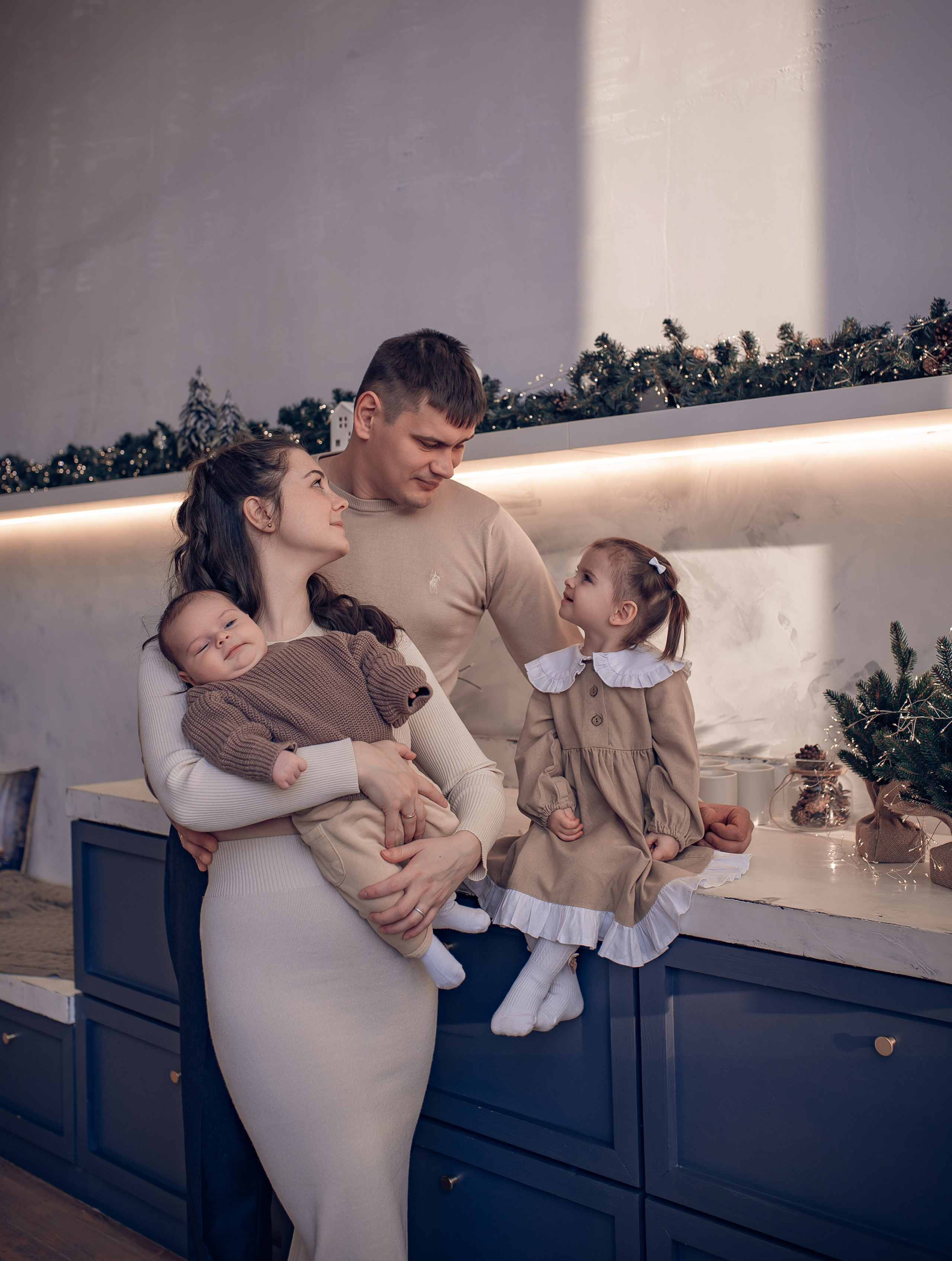 Виктория, Александр, Ванюша и Ариша. Фотографы крещения/венчания  Красноярск Татьяна и Вячеслав Переваловы