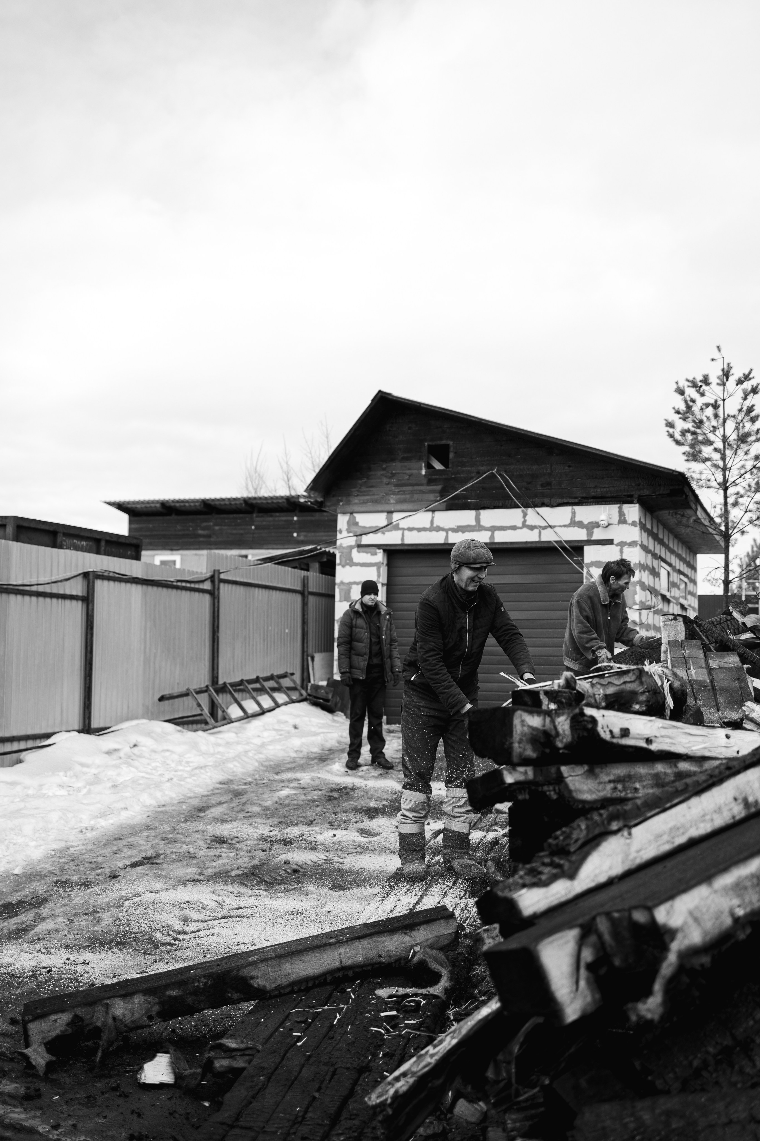 Илья за 1 час до сноса дома, который сгорел у нас в 2023. Семейный фотограф Надежда Каримова | Иркутск Байкал Аршан