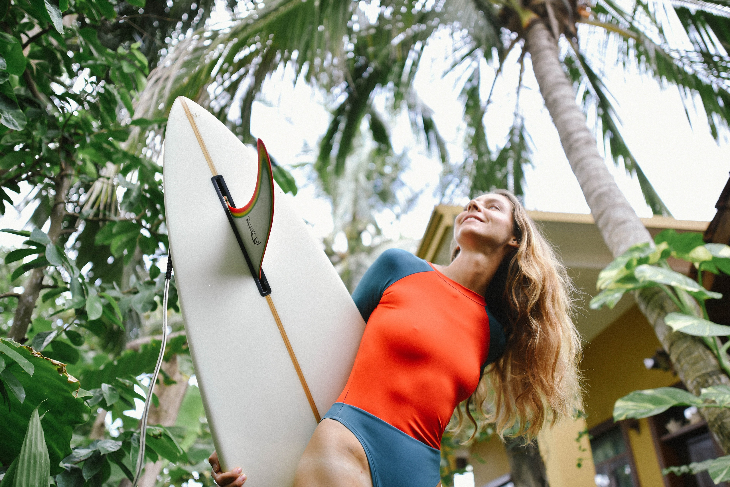 Съемка серфинга с воды в Аругам Бэй | Девушка на волнах восточного побережья. Фотограф на Шри-Ланке