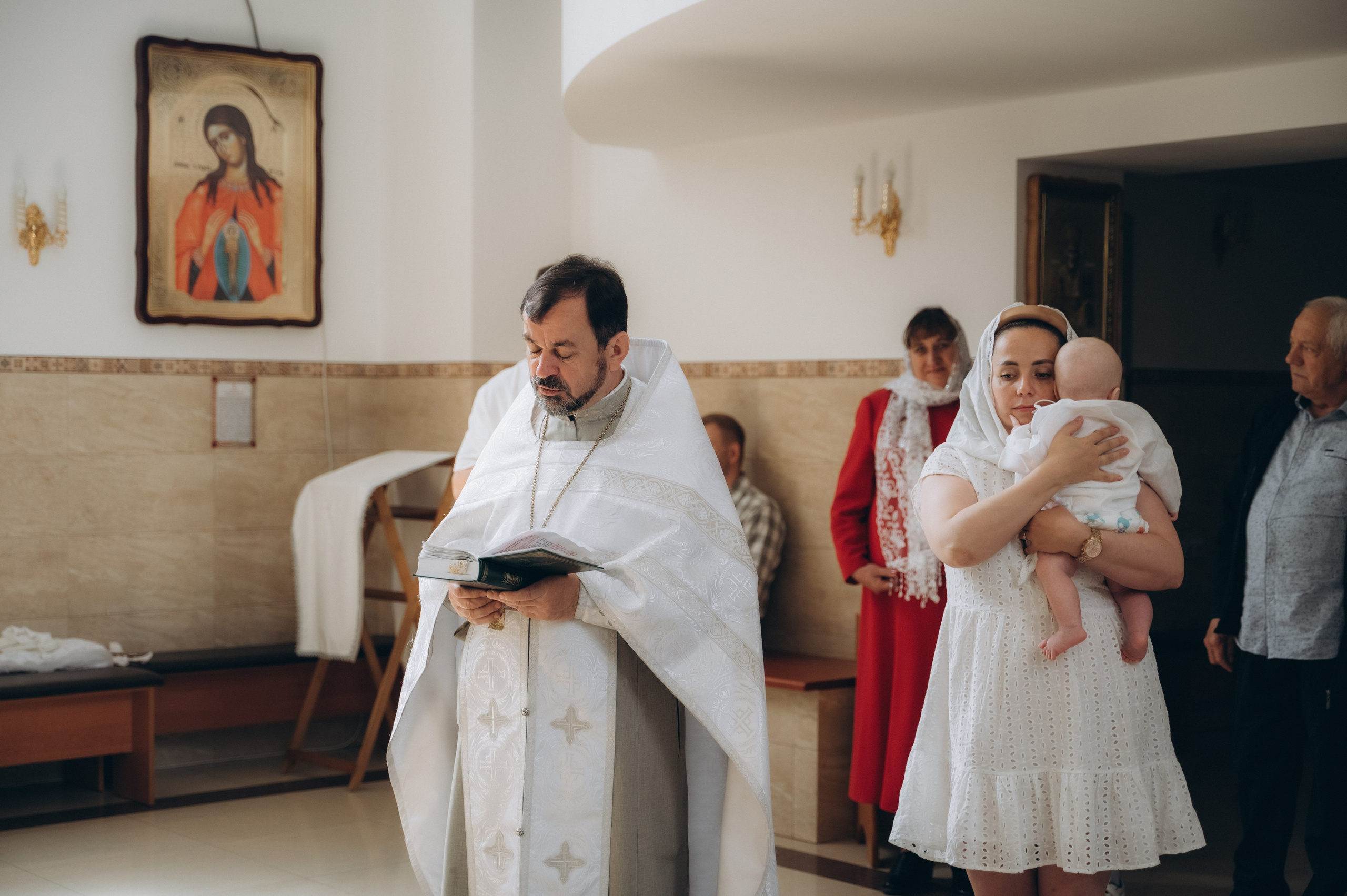 Крещение Корнелии (ХРАМ СВЯТИТЕЛЯ ЛУКИ КРЫМСКОГО). Семейный фотограф в Минске Дарья Дреко