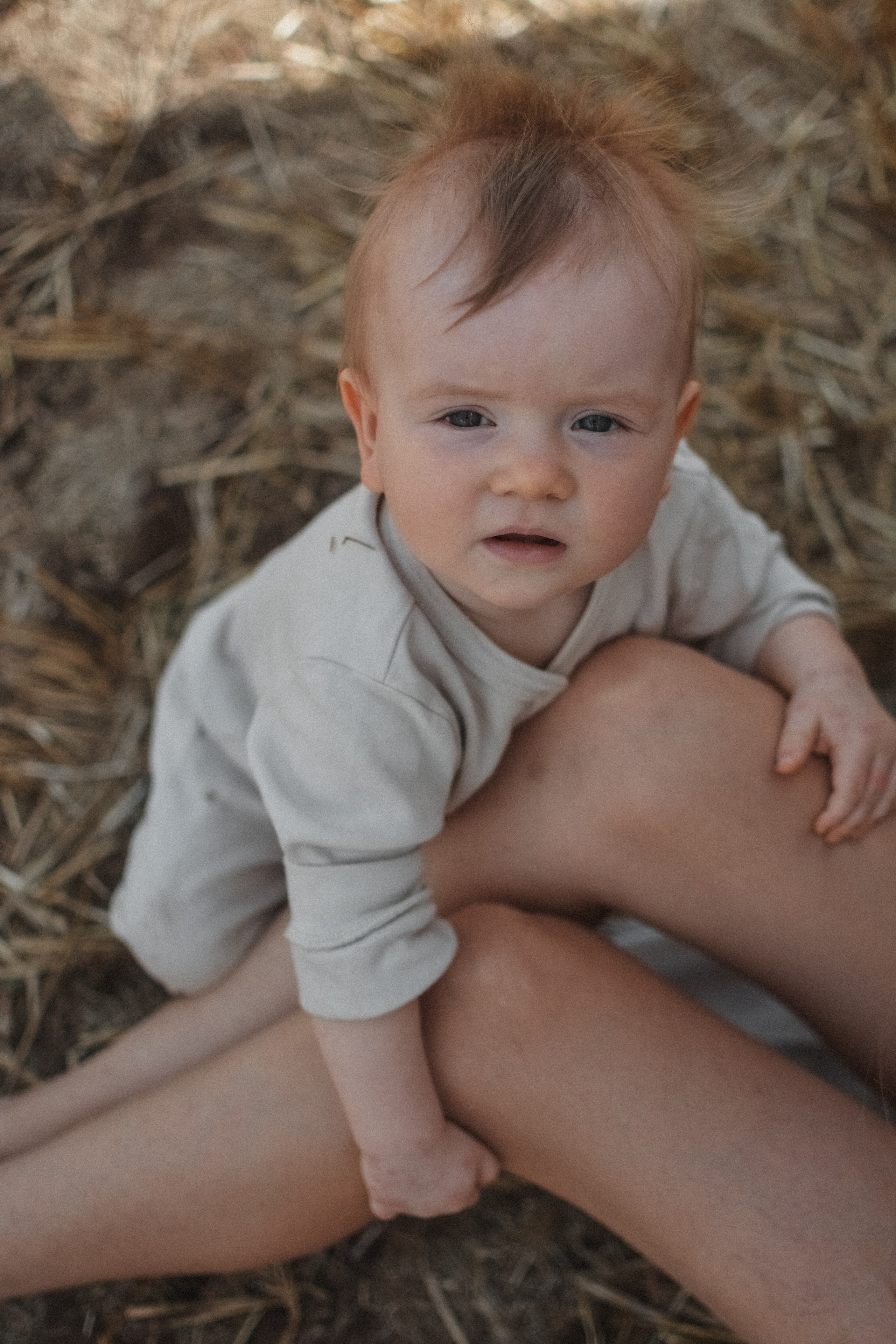 Сёстры в поле и малышка дочь. Alenasokolowa.ru