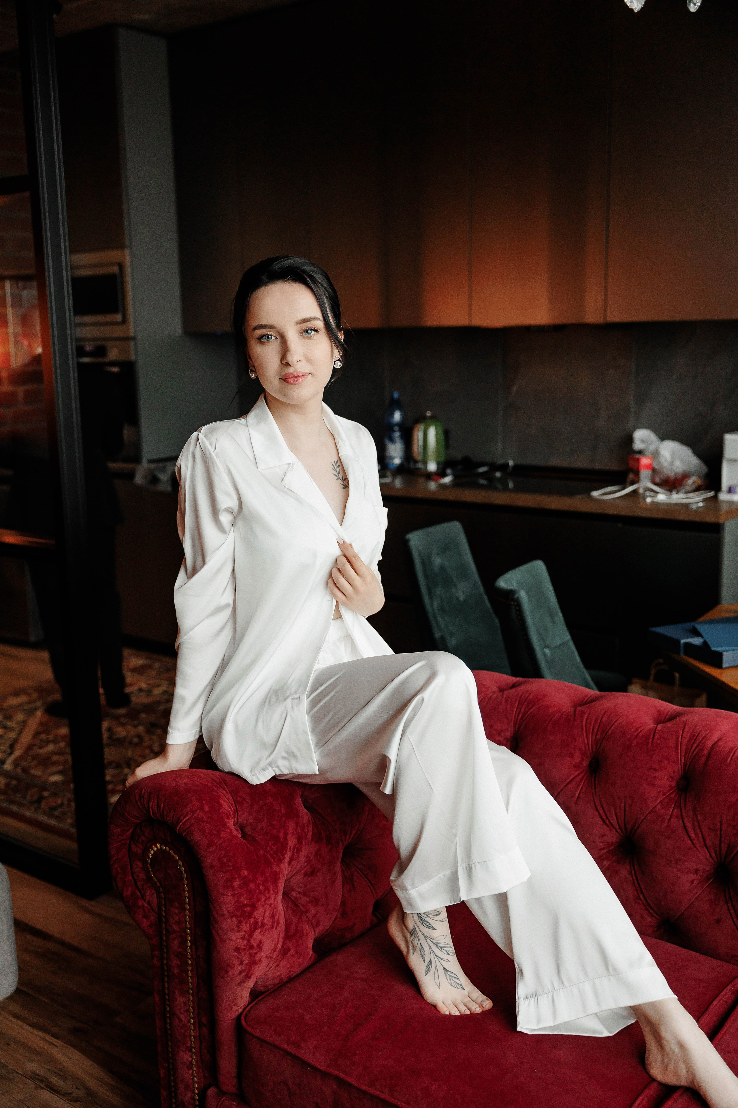 Красивая невеста в костюме на сборах на фотосессии в гороре Воронеж