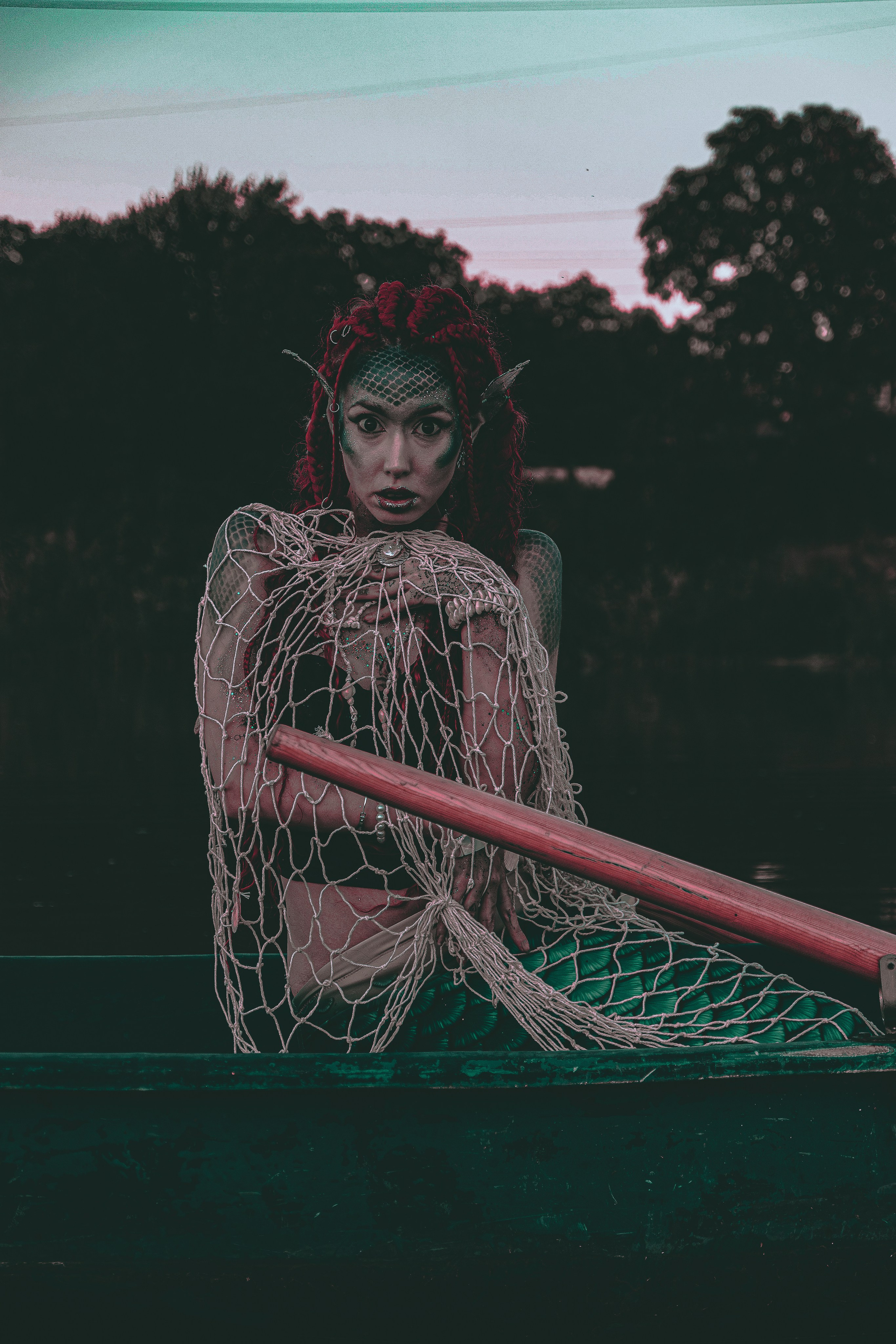 Сказочная съёмка для Валерии в образе тёмной русалки в Ростове-на-Дону. Фотосессия на лодке, тёмная русалка