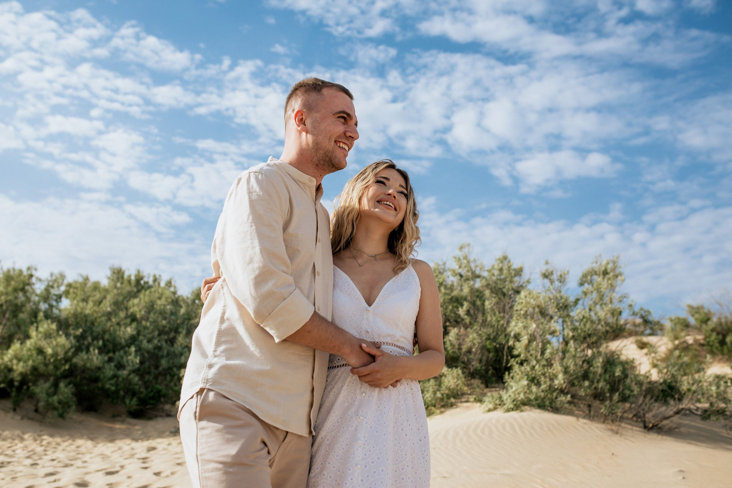 Влюбленная пара на фотосессии в дюнах Джемете.