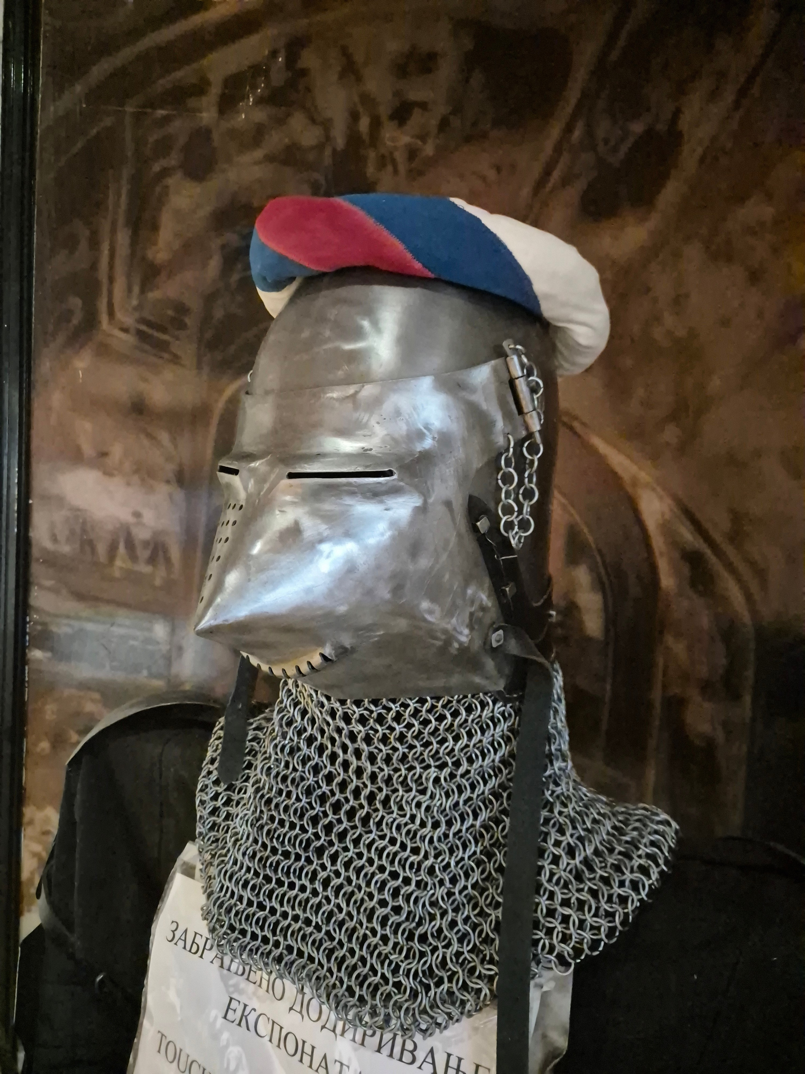 Внутри крепости несколько музейных залов