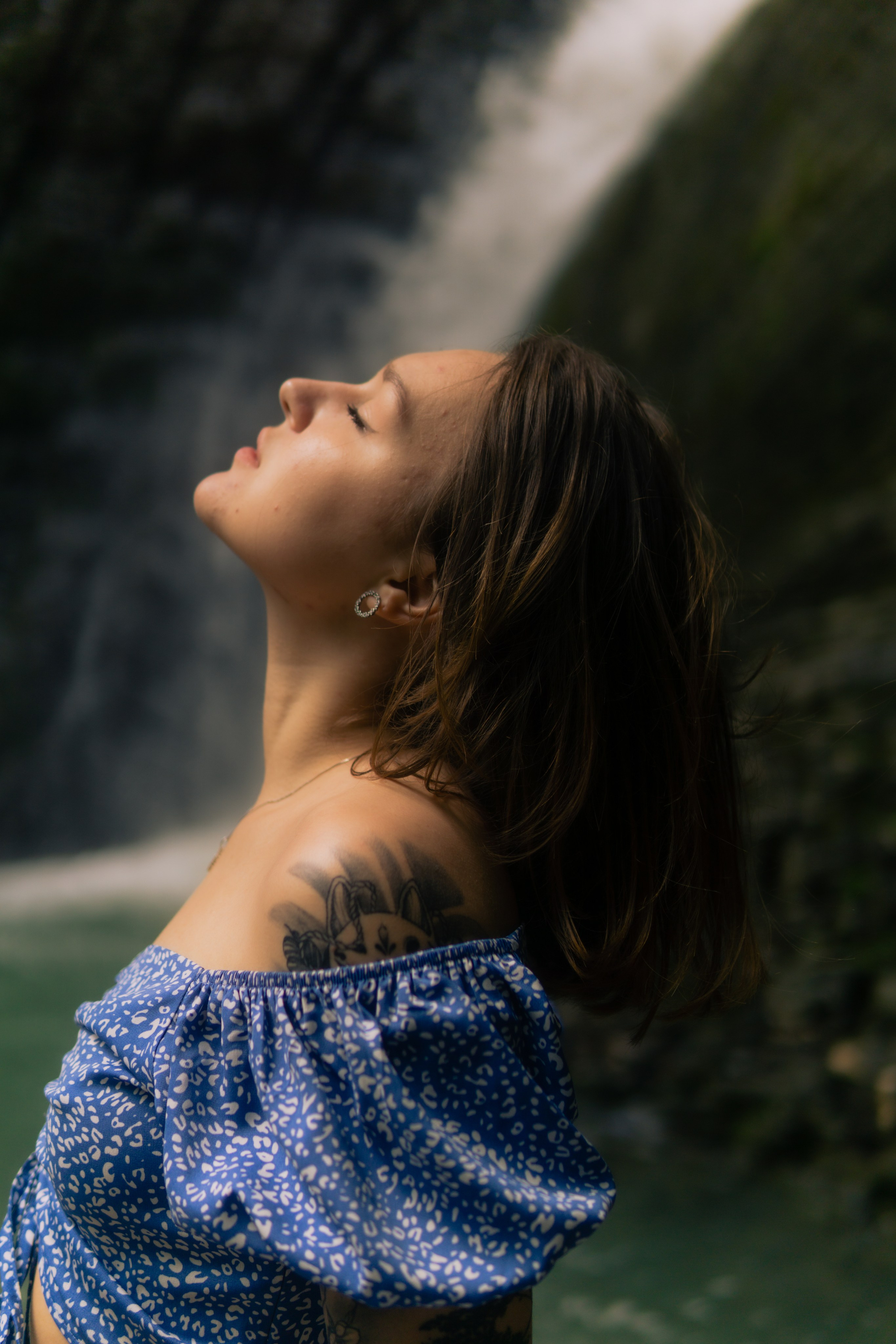 Алина на водопаде. Главная