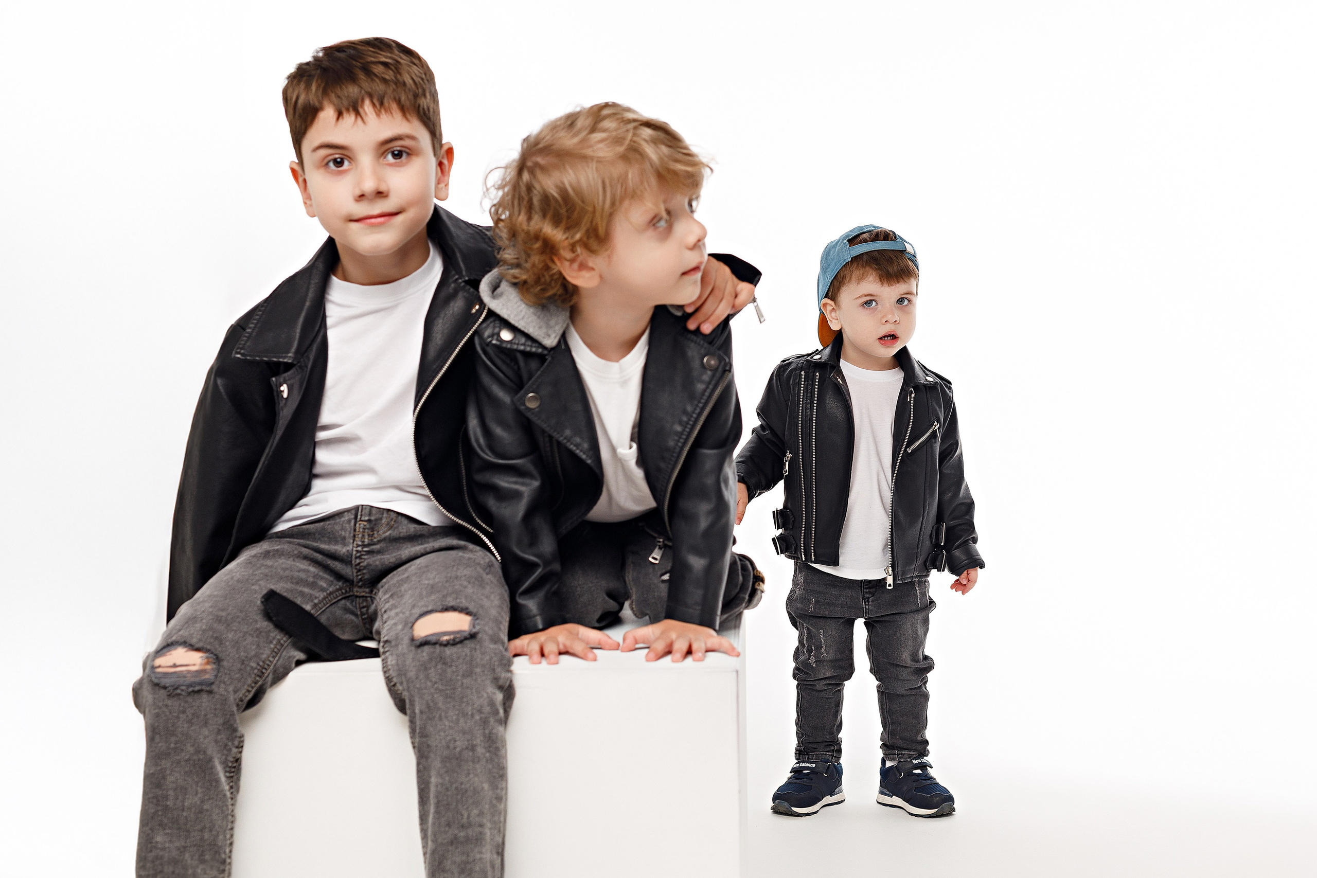 Фотосессия братьев в Сочи от детского фотографа. Детский студийный фотограф Сочи