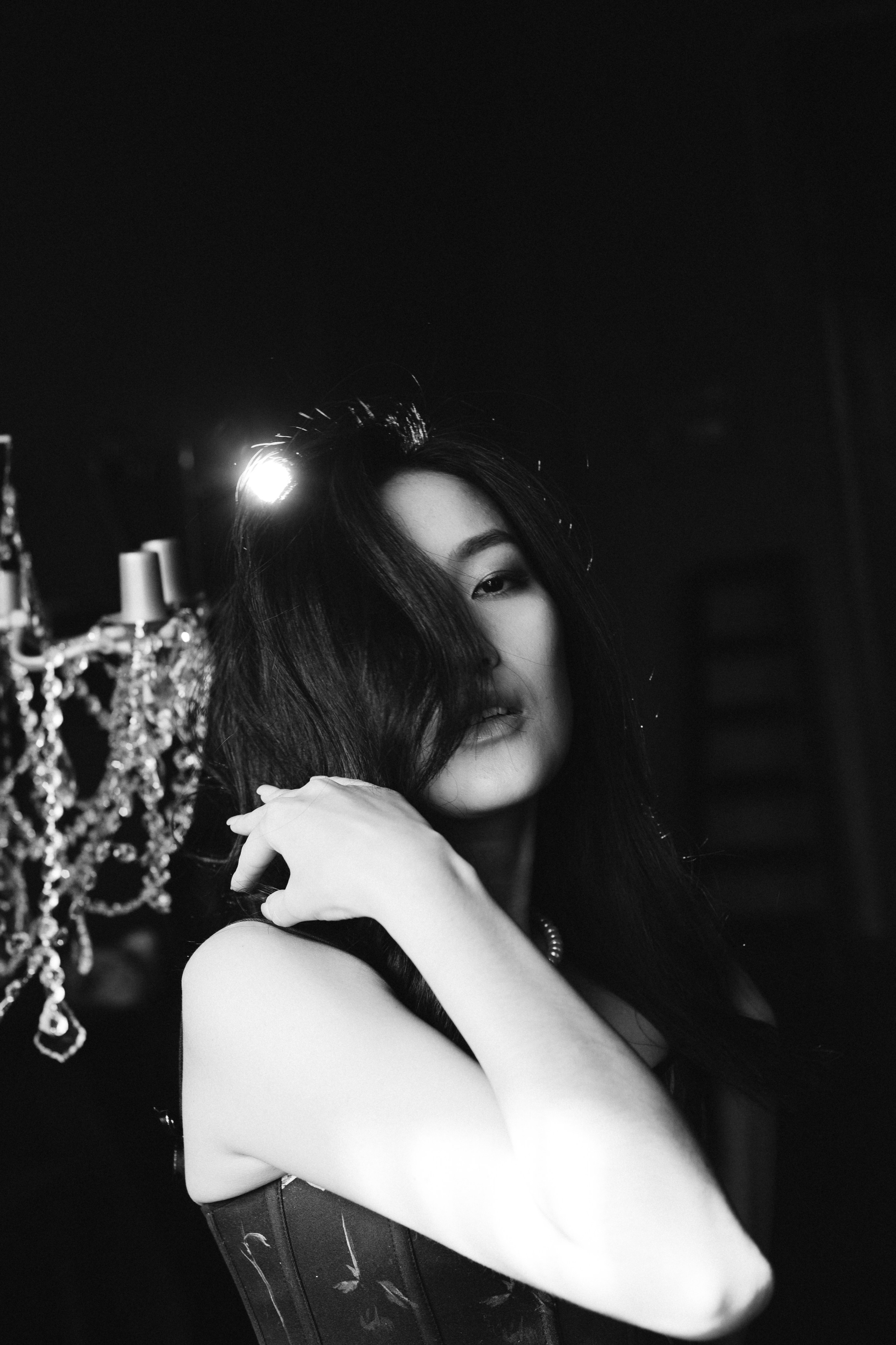 Драматичный женский портрет, глубокий взгляд, контрастное освещение,фотосессия Новосибирск, женская фотосессия в Новосибирске, женский фотограф, фотосессия в студии, красивая девушка