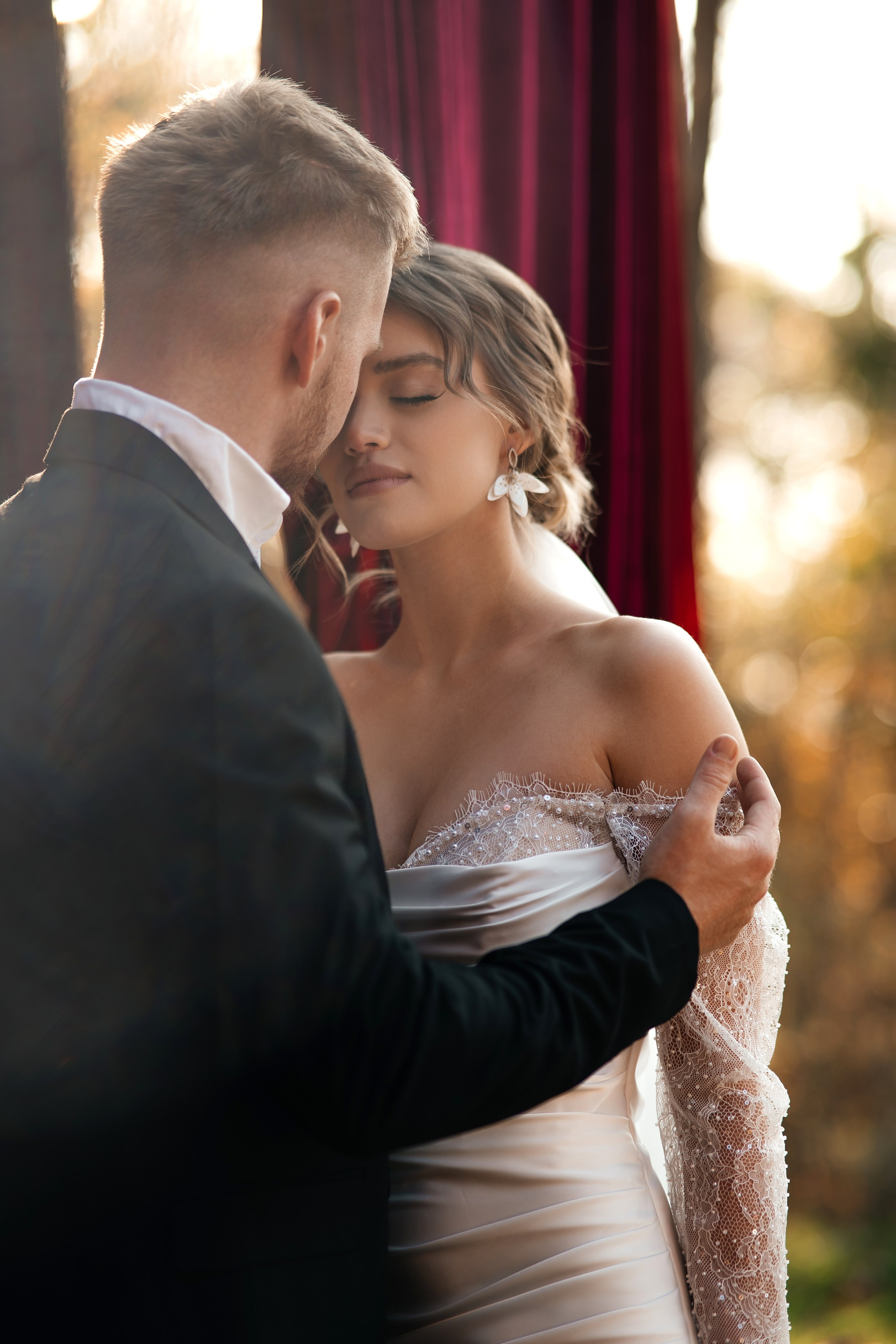 Свадебная церемония на фотозоне из красного бархата. Свадебный фотограф Елена Рякина