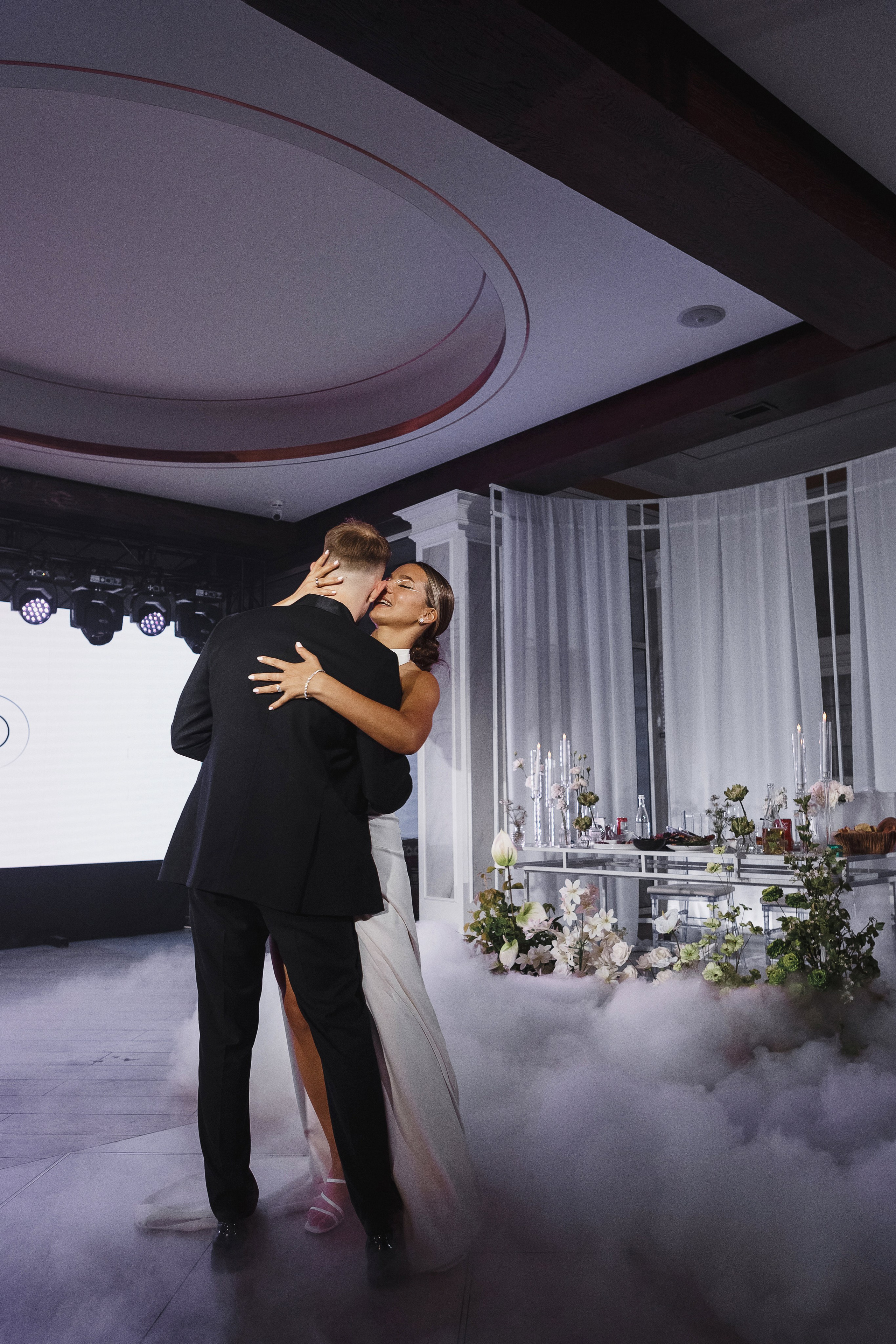 Первый свадебный танец пары в зале Golden Horse, оформление со свечами и цветами, фотограф Таганрог Антон Бакарюк