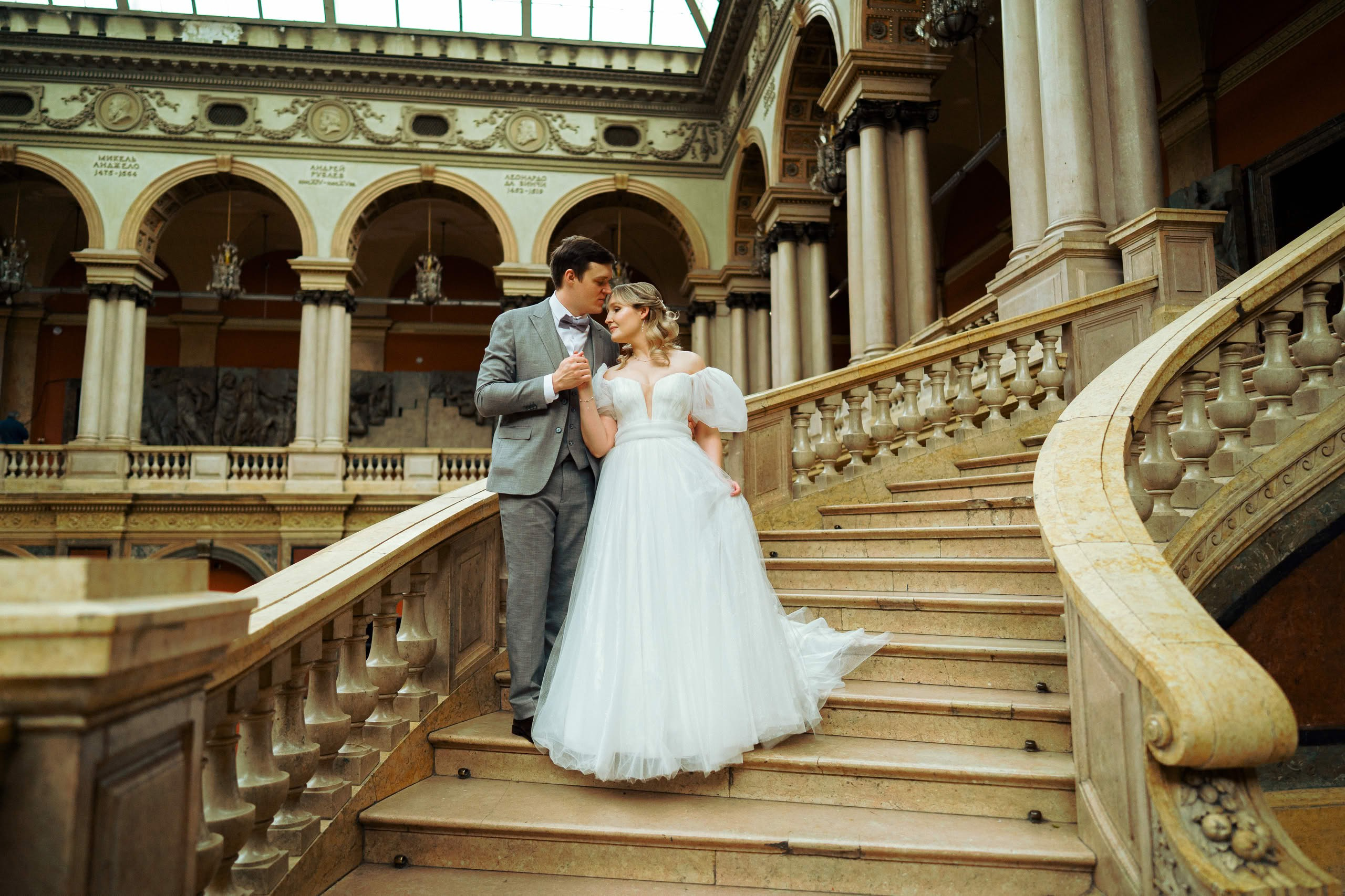 Свадебный портрет Марии и Алексея на лестнице Академии Штиглица