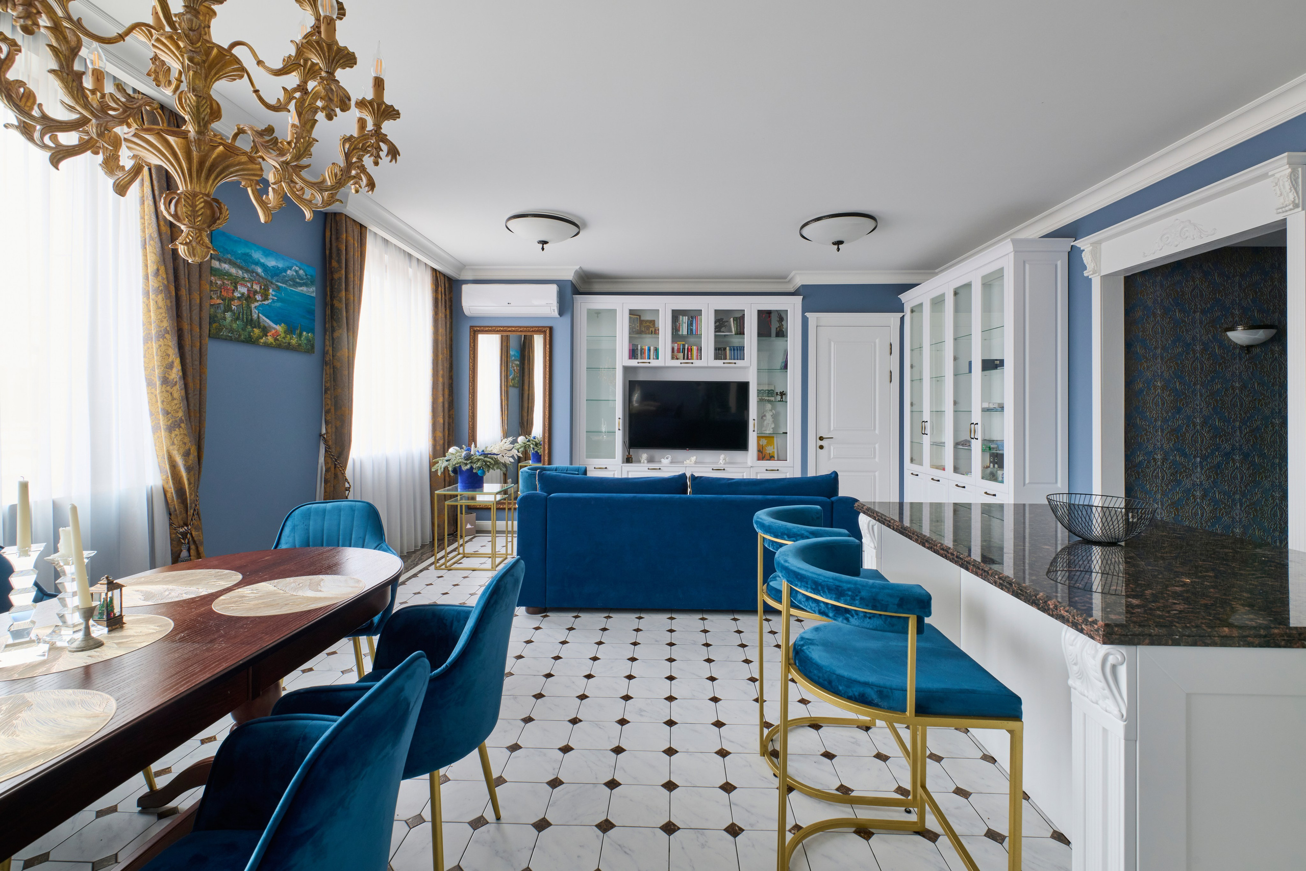 Обеденный стол у окна, люстра, синяя гостиная и белая стенка