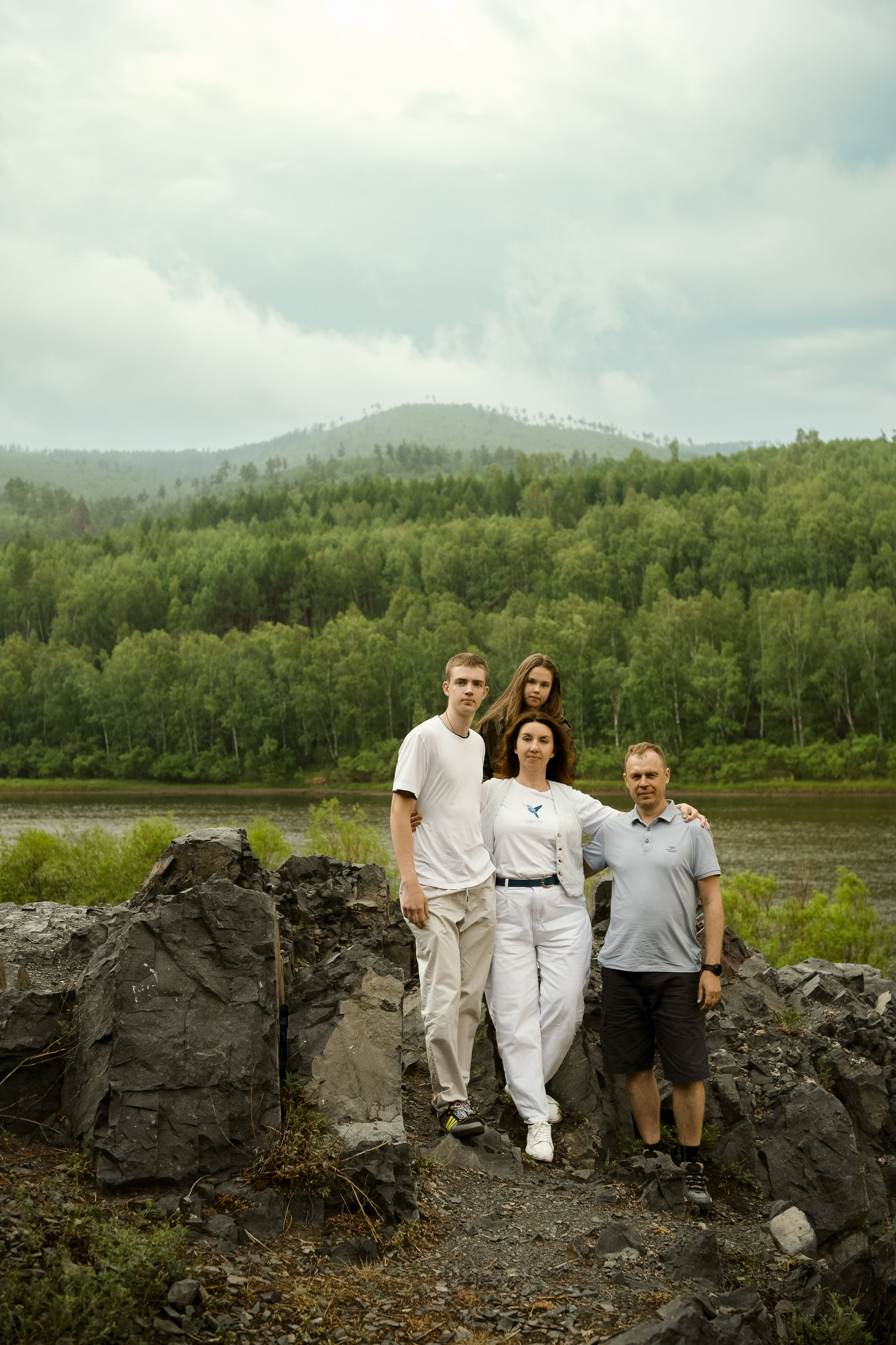 Семейная фотосессия на природе. Портретный фотограф в Чите Анна Камратова. Помогу Вам создать историю, в которой Вы — главный герой!