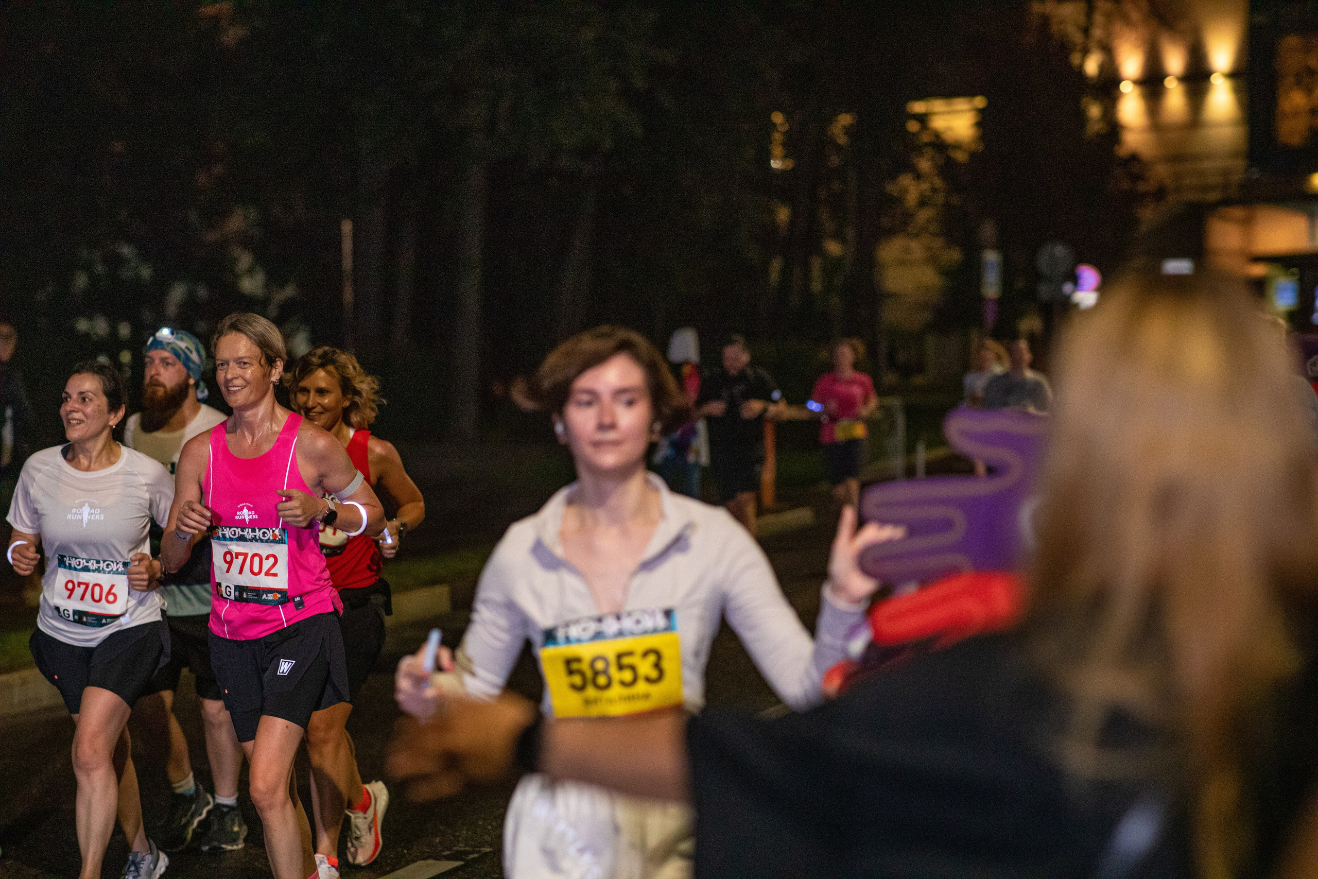 Ночной забег в ленте фотографий бегунов 03.08.24. Фотограф Сергей Ловкий
