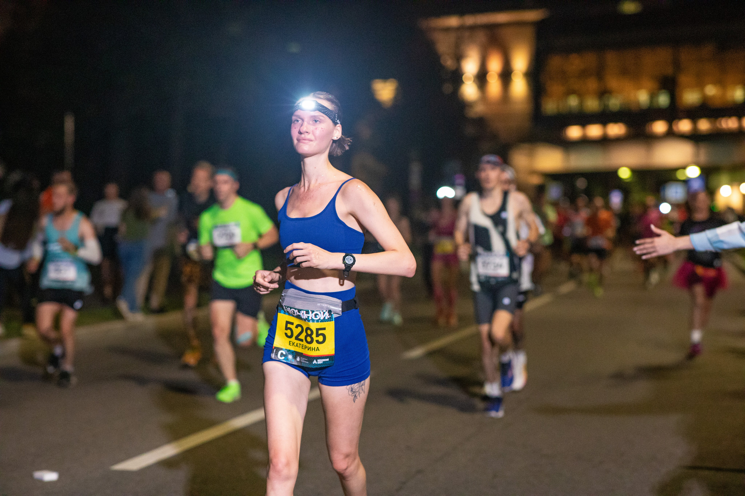 Ночной забег в ленте фотографий бегунов 03.08.24. Фотограф Сергей Ловкий
