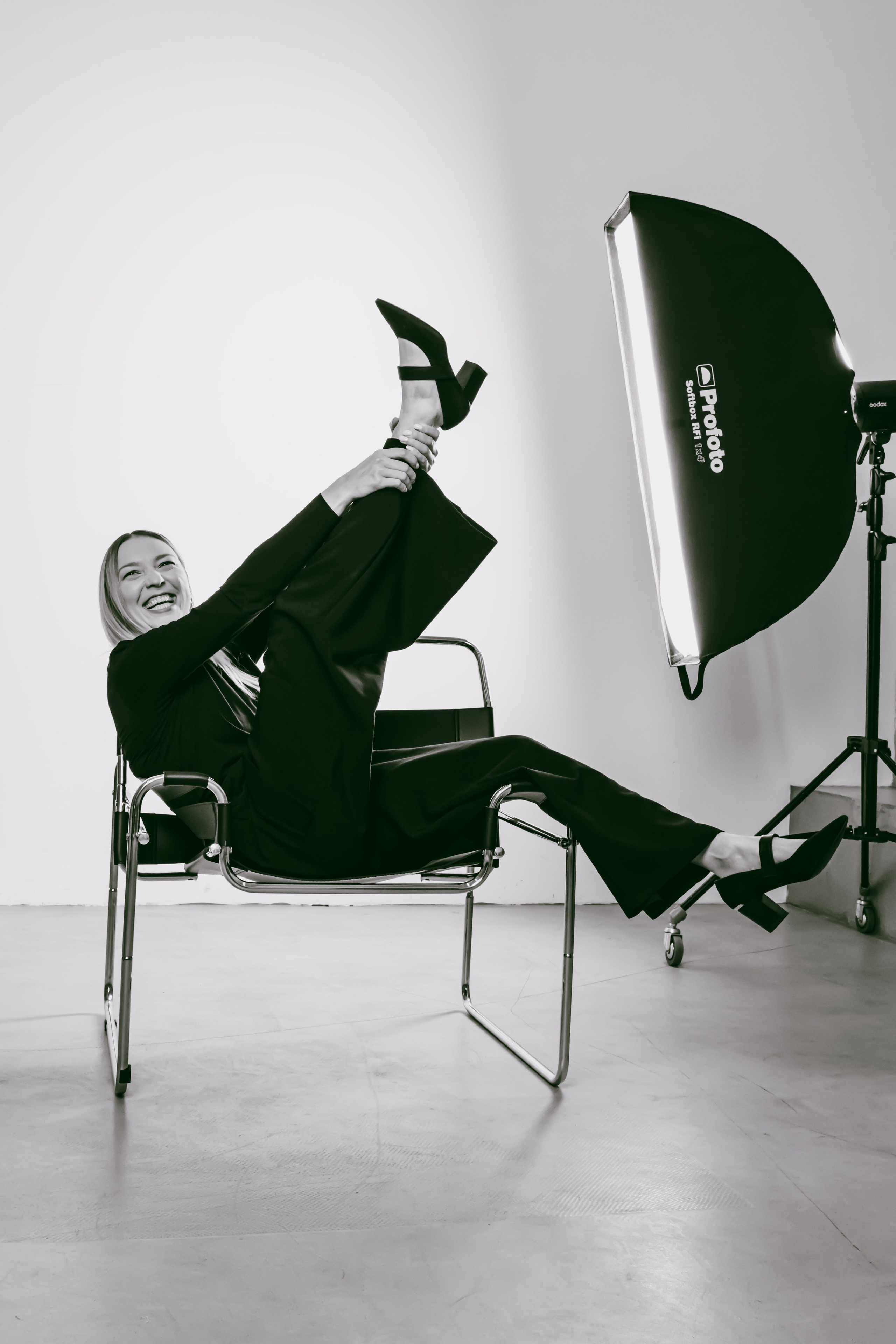 гламурная фотография в студии с молодой девушкой блондинкой