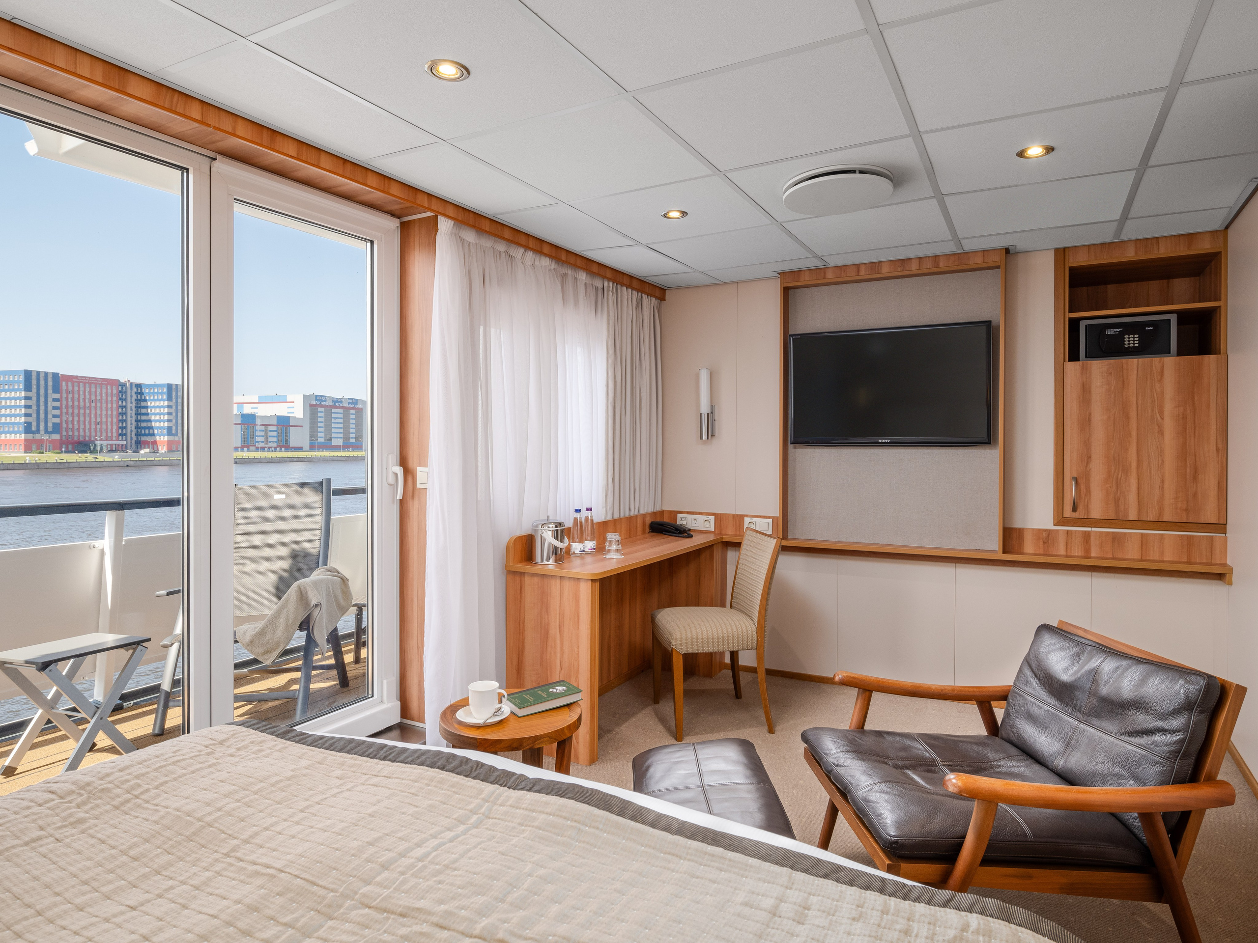 Теплоход «Викинг Трувор». Вячеслав Лазарев фотографирую интерьеры