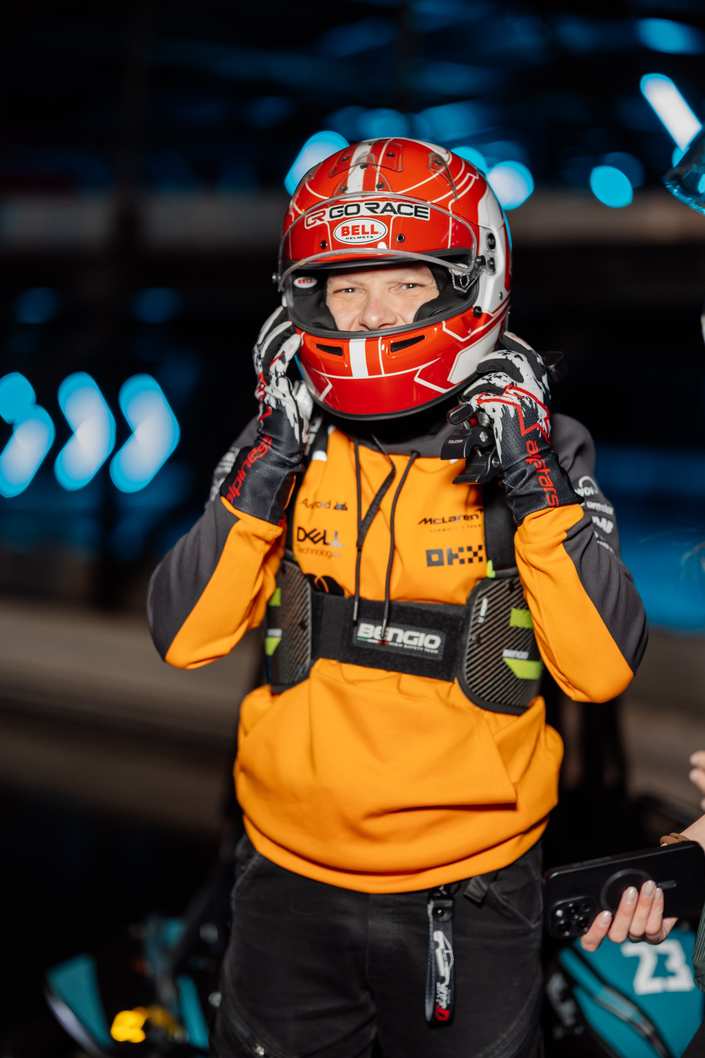 фотосессия спортсмена выигравшего заезд в картинге 