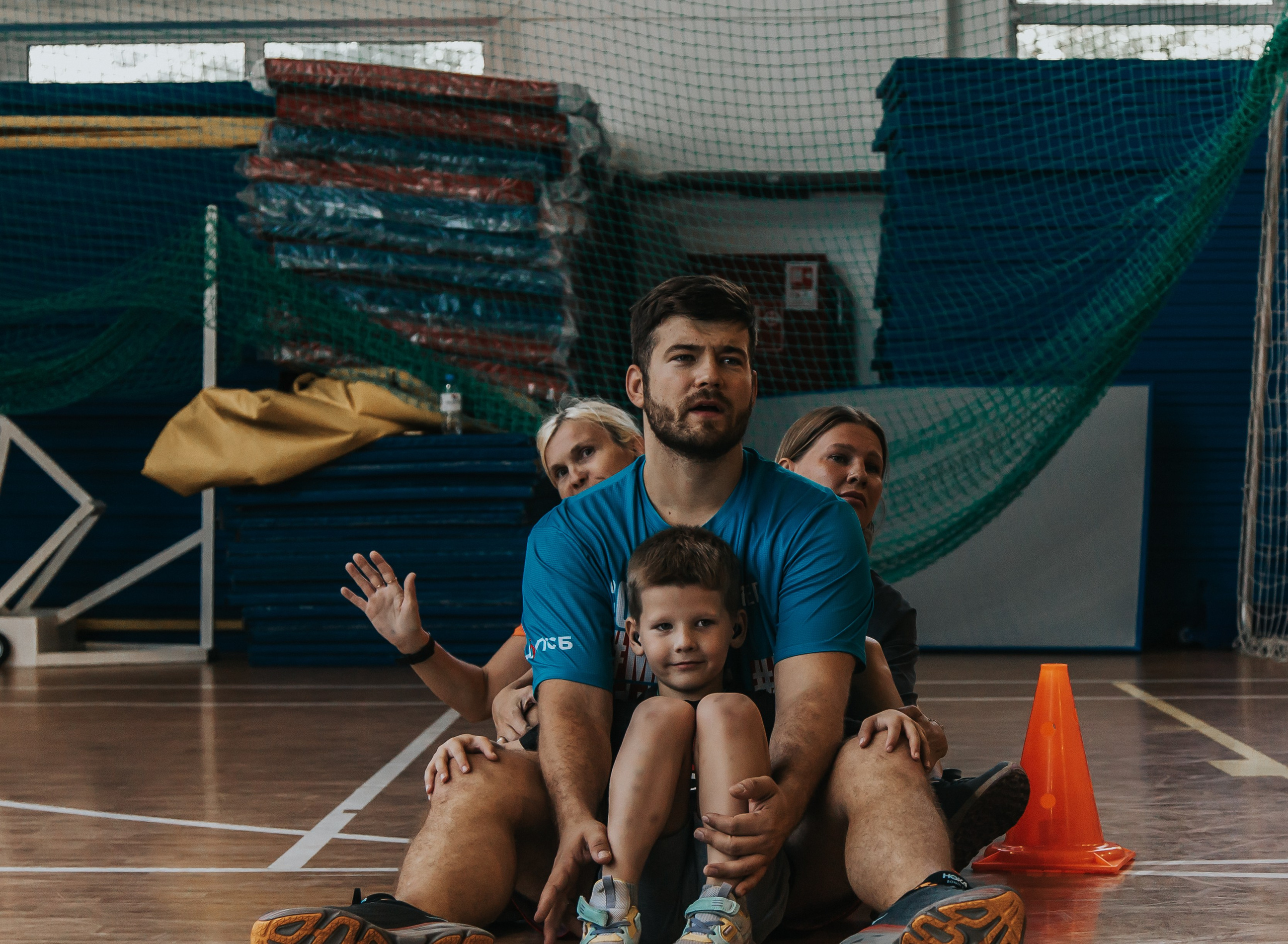 Репортажная спортивная съемка г. Королев стадион Металлист «папа, мама, я — спортивная семья». Юлия Егорова | Свадебный фотограф, семейный фотограф Москва, МО • Портреты • репортажи • день рождения • Love Story • дети