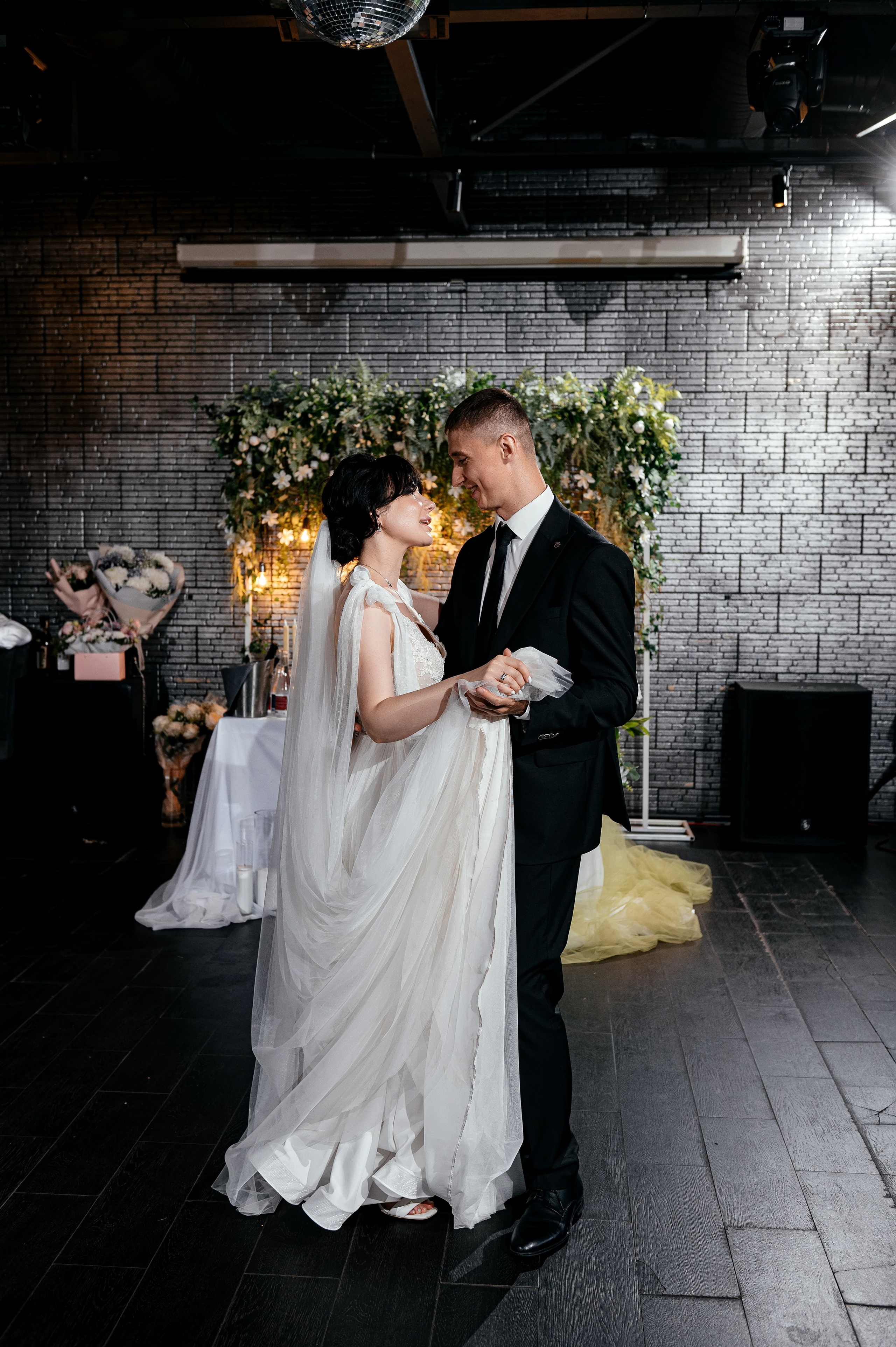 Свадьба с венчанием в Щелково. Прогулка в Гребнево, ресторан Кинза, отель Премиум. Свадебный и семейный фотограф Виктория Носачёва. Щелково, Москва и МО