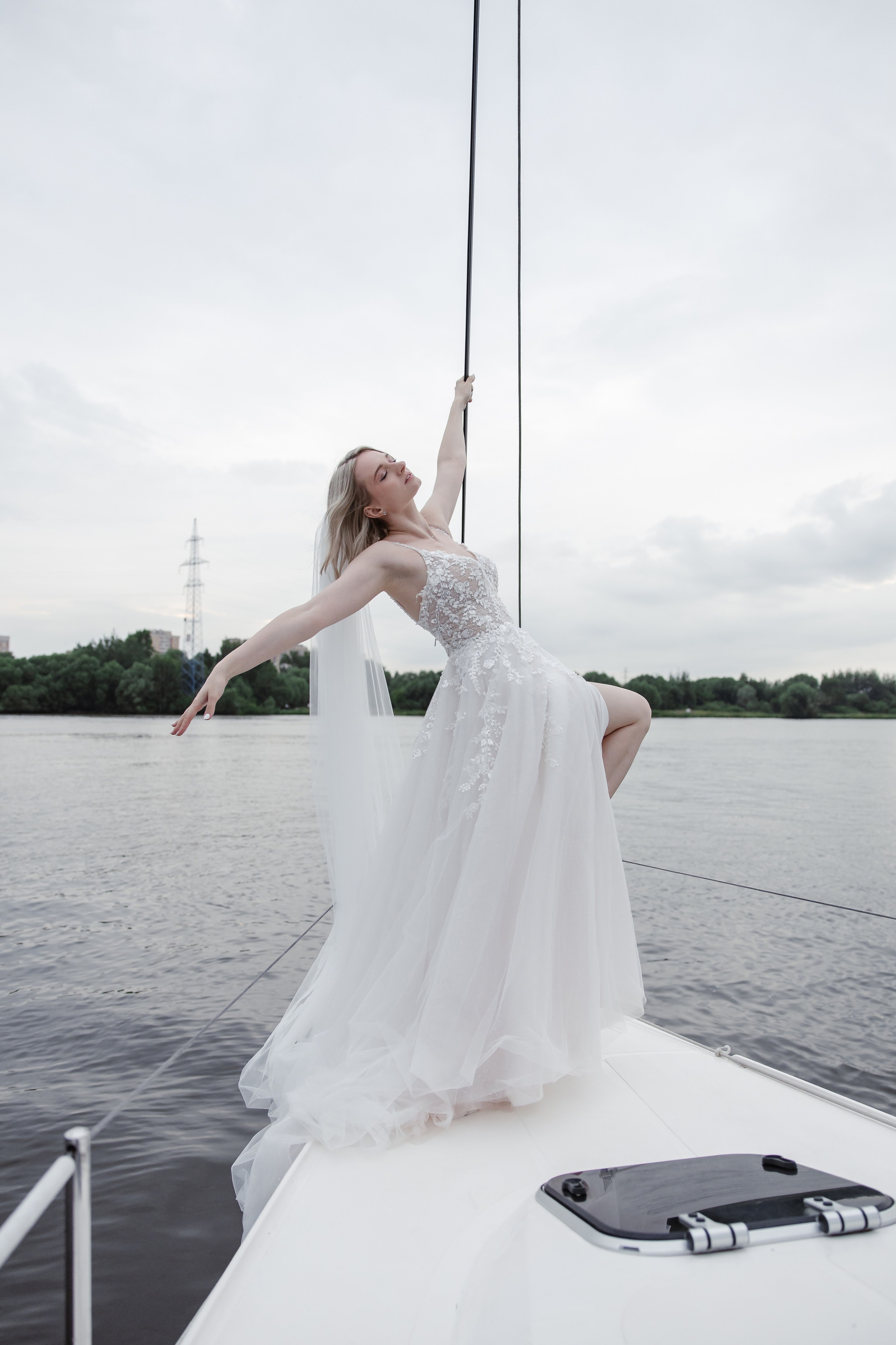 Свадебная прическа на короткие волосы с фатой: 7 идей и главные правила 2026. Фотограф, видеограф на свадьбу в Москве Никита Назаров