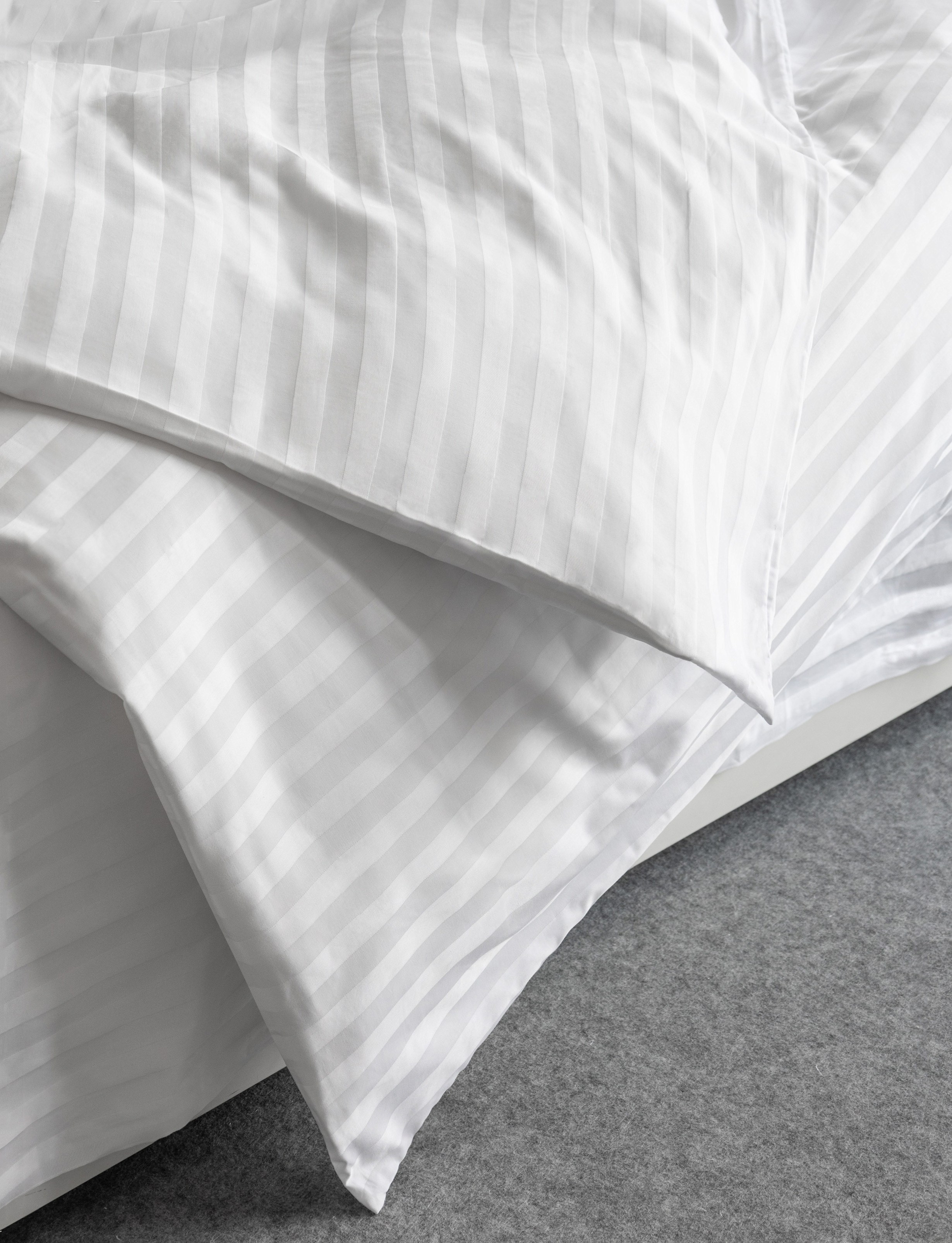 Пододеяльник с белым страйп-узоров крупным планом | Съемка для рекламных материалов