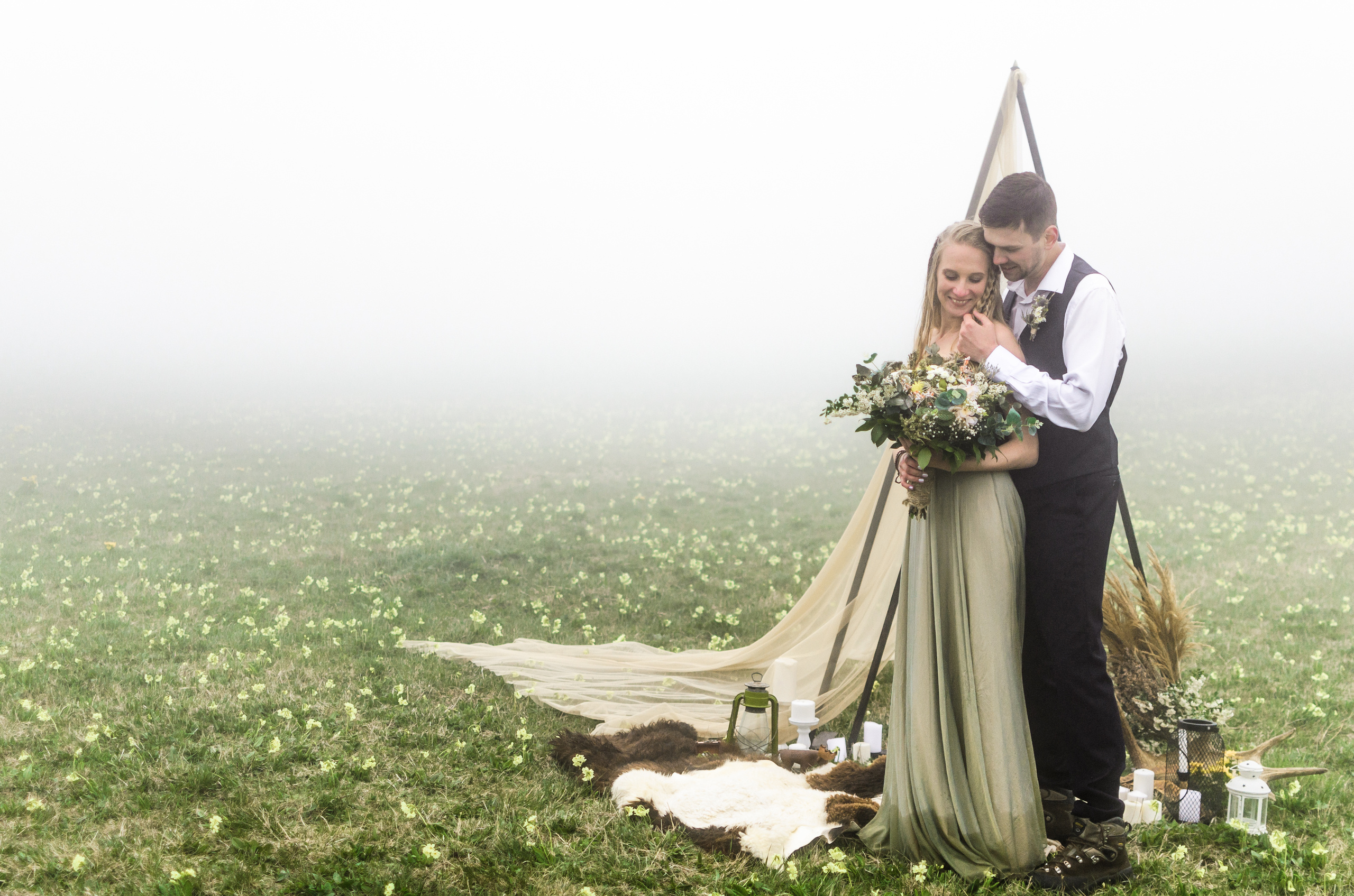 Свадебная фотосессия в горах. Выездная регистрация в тумане. Очаровате. Фотограф Ольга Дзюба. Фототерапия как зеркало души. КМВ