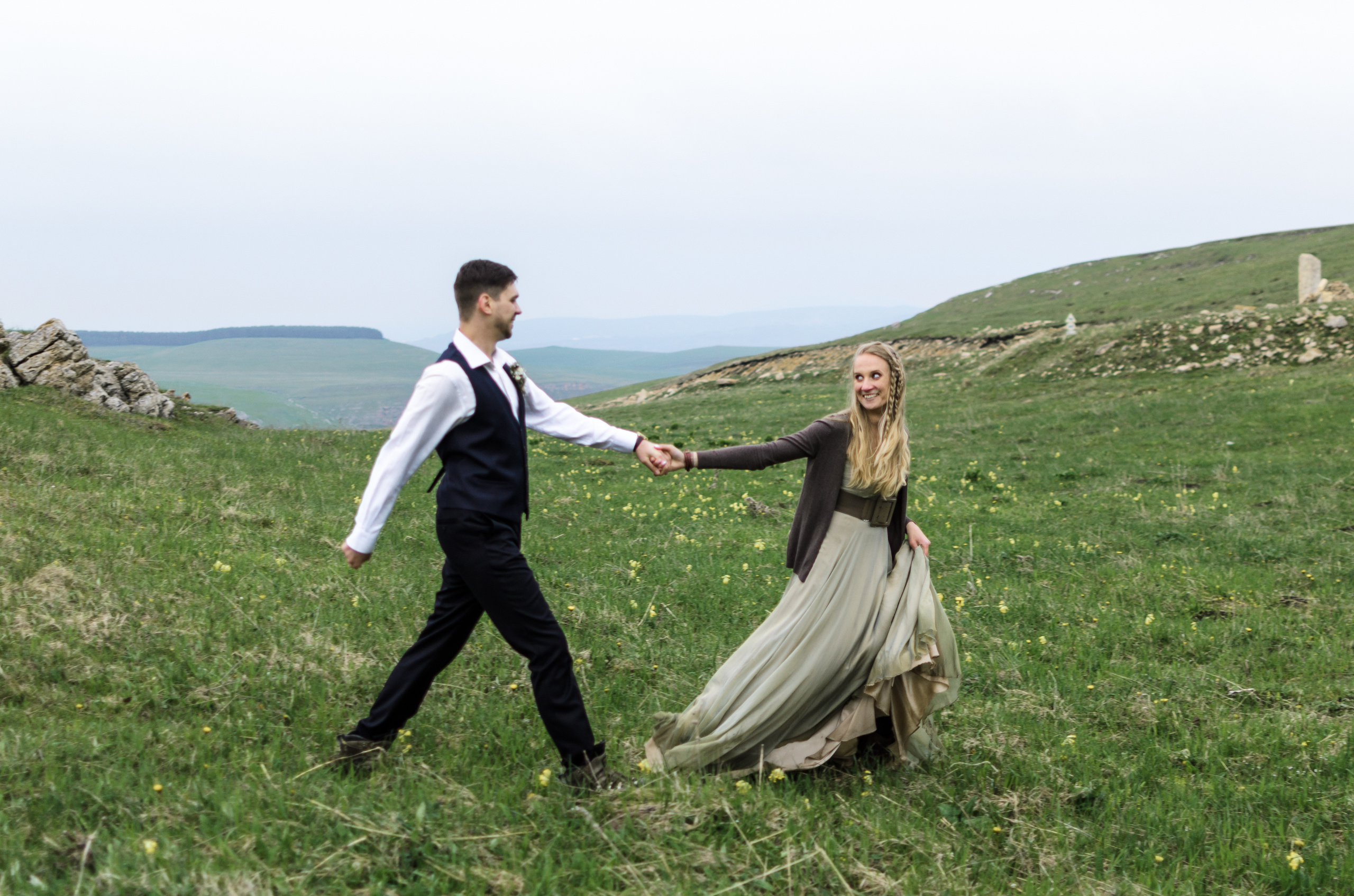 Свадебная фотосессия в горах. Выездная регистрация в тумане. Очаровате. Фотограф Ольга Дзюба. Фототерапия как зеркало души. КМВ