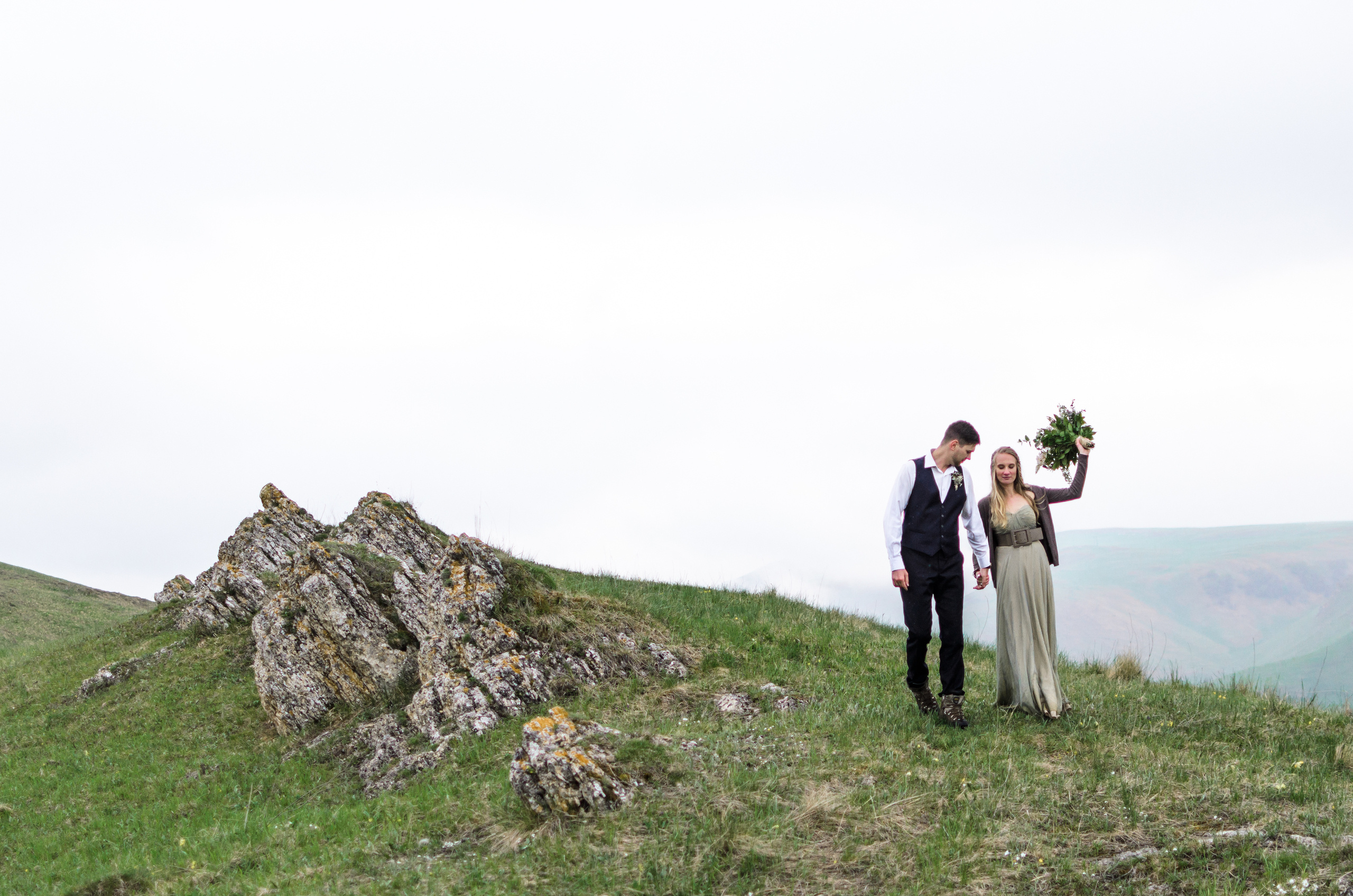 Свадебная фотосессия в горах. Выездная регистрация в тумане. Очаровате. Фотограф Ольга Дзюба. Фототерапия как зеркало души. КМВ