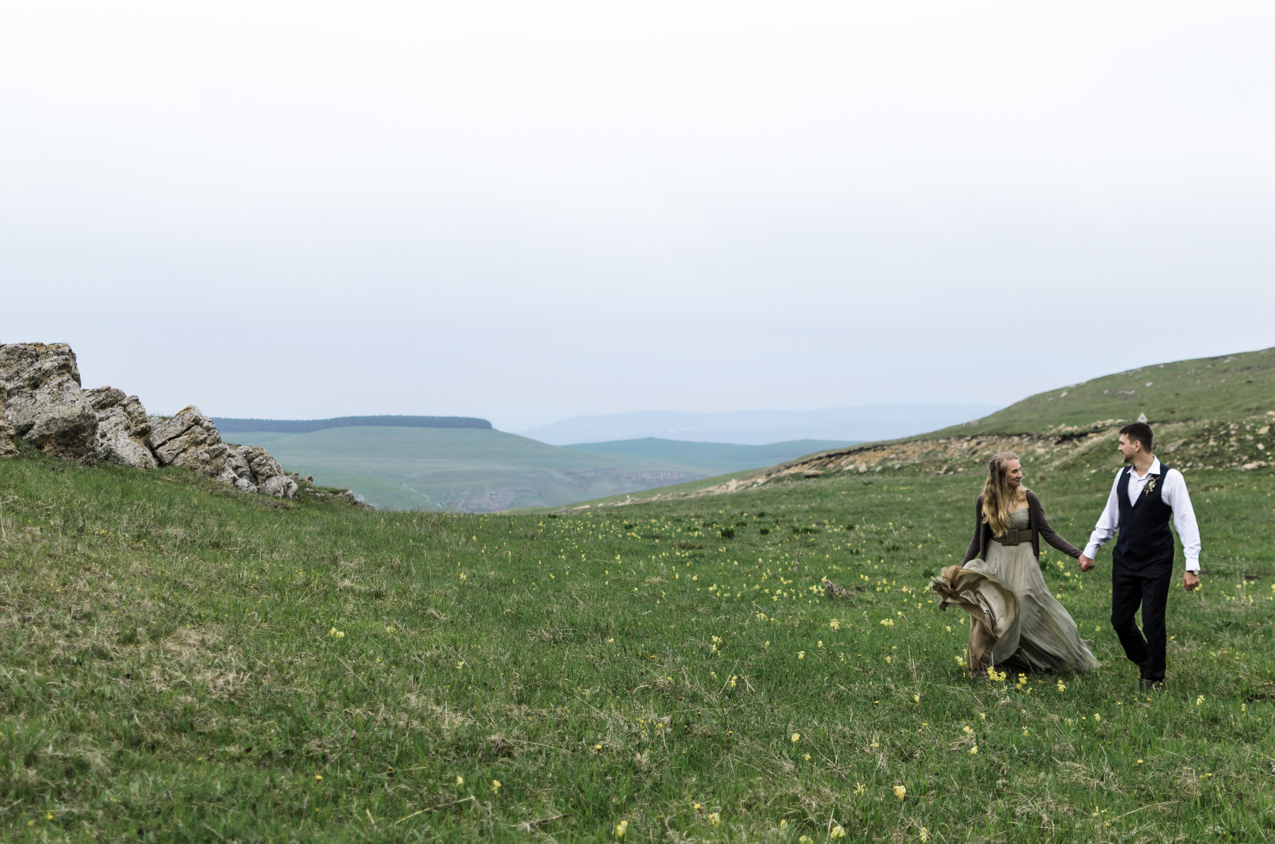 Свадебная фотосессия в горах. Выездная регистрация в тумане. Очаровате. Фотограф Ольга Дзюба. Фототерапия как зеркало души. КМВ