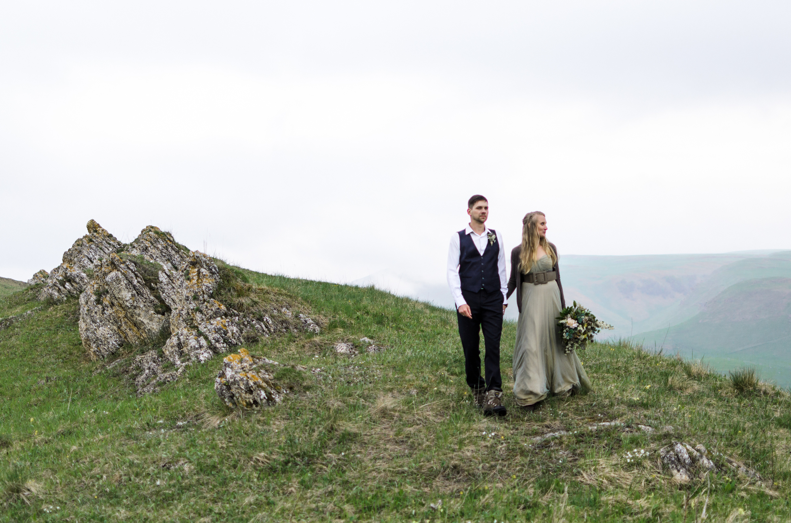 Свадебная фотосессия в горах. Выездная регистрация в тумане. Очаровате. Фотограф Ольга Дзюба. Фототерапия как зеркало души. КМВ