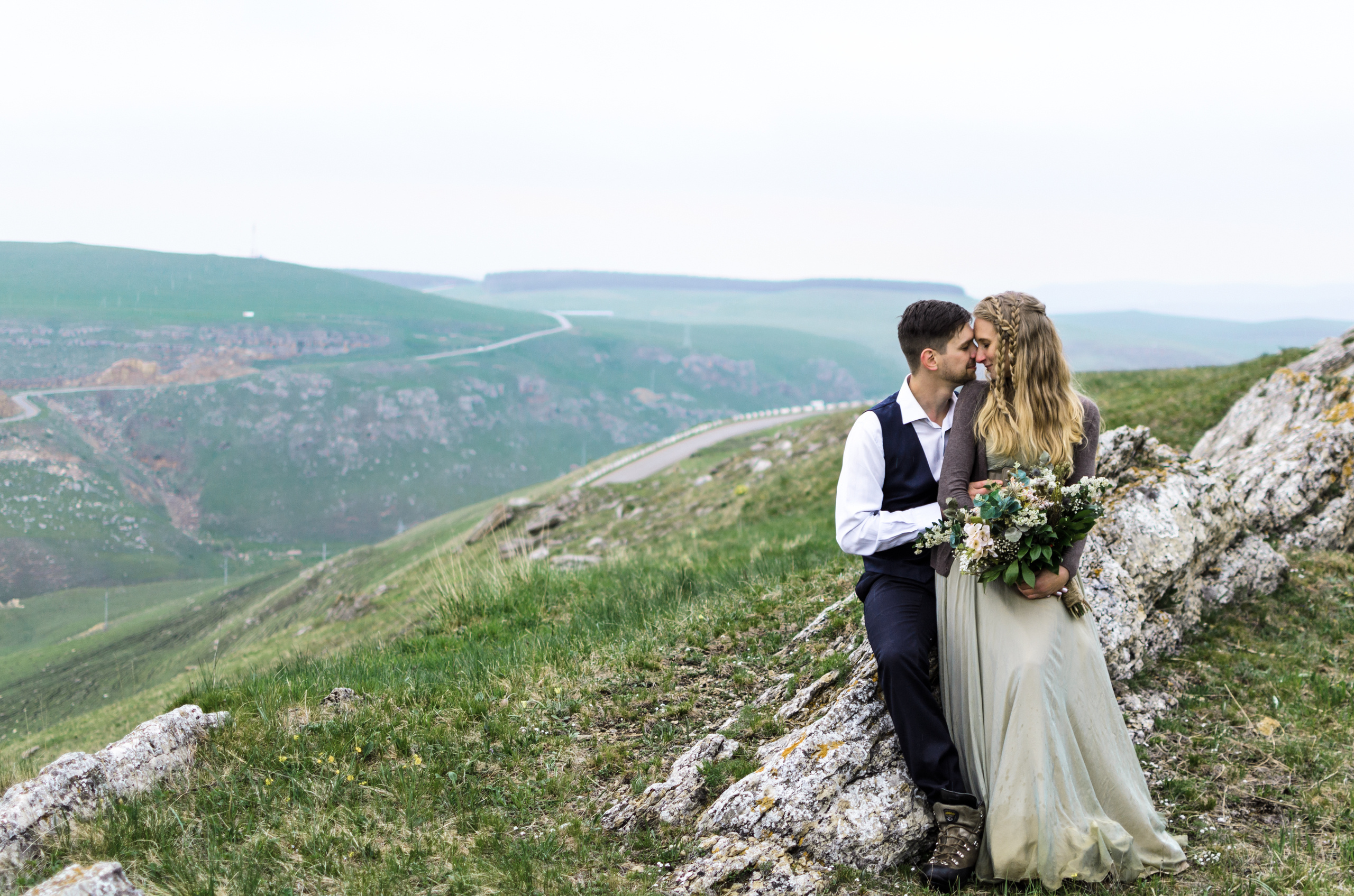 Свадебная фотосессия в горах. Выездная регистрация в тумане. Очаровате. Фотограф Ольга Дзюба. Фототерапия как зеркало души. КМВ