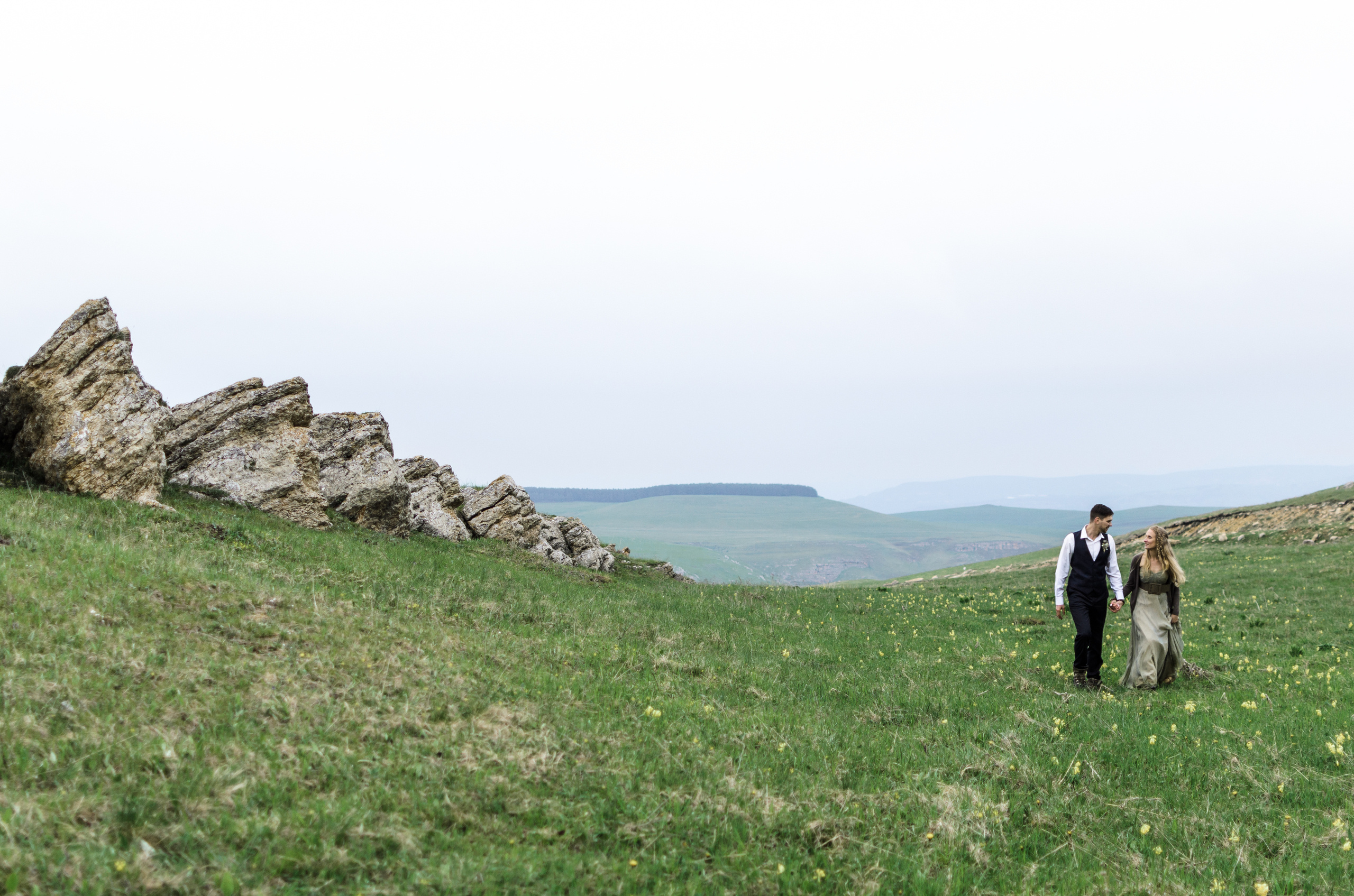 Свадебная фотосессия в горах. Выездная регистрация в тумане. Очаровате. Фотограф Ольга Дзюба. Фототерапия как зеркало души. КМВ