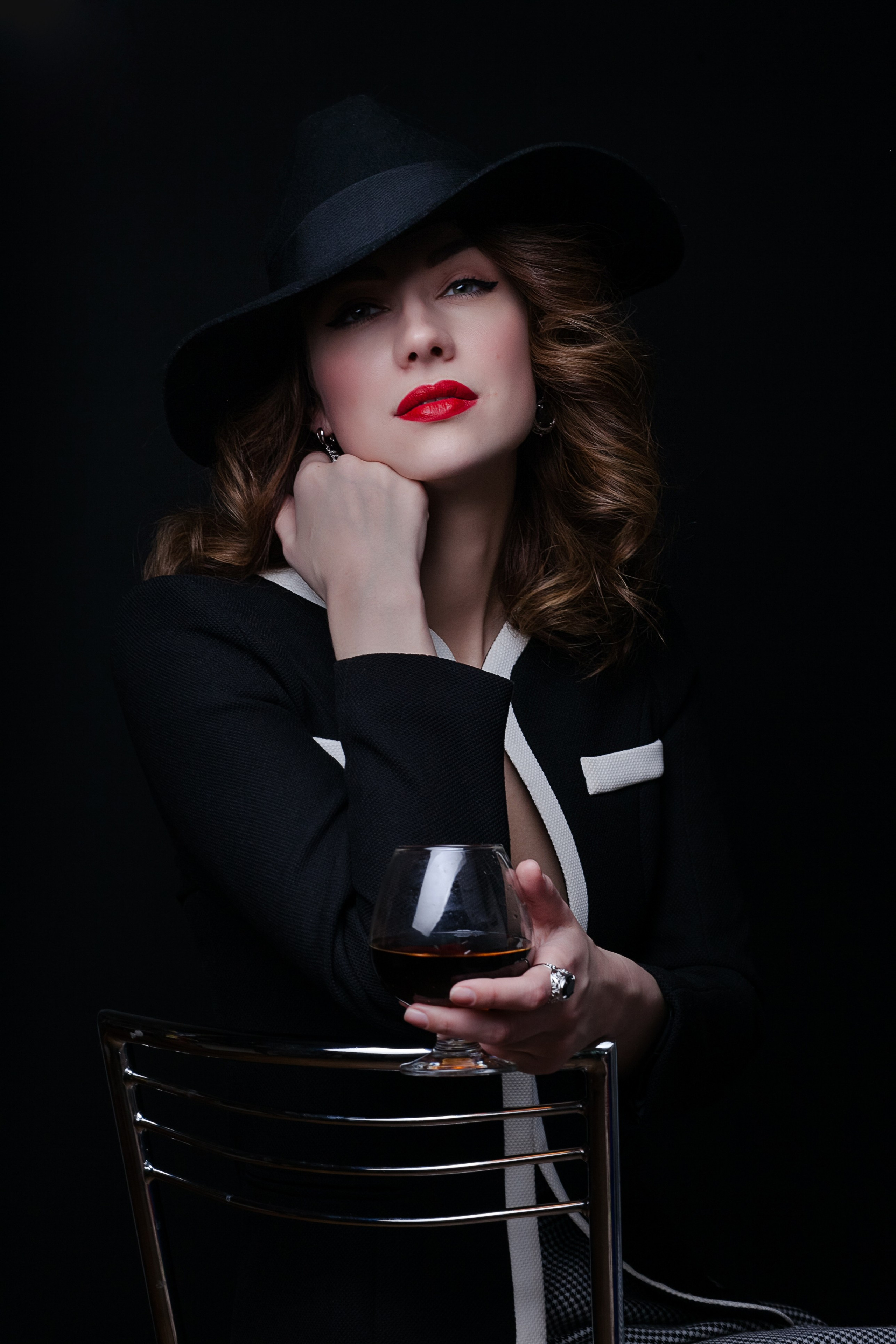 Классический портрет девушки с коньячным бокалом в руки