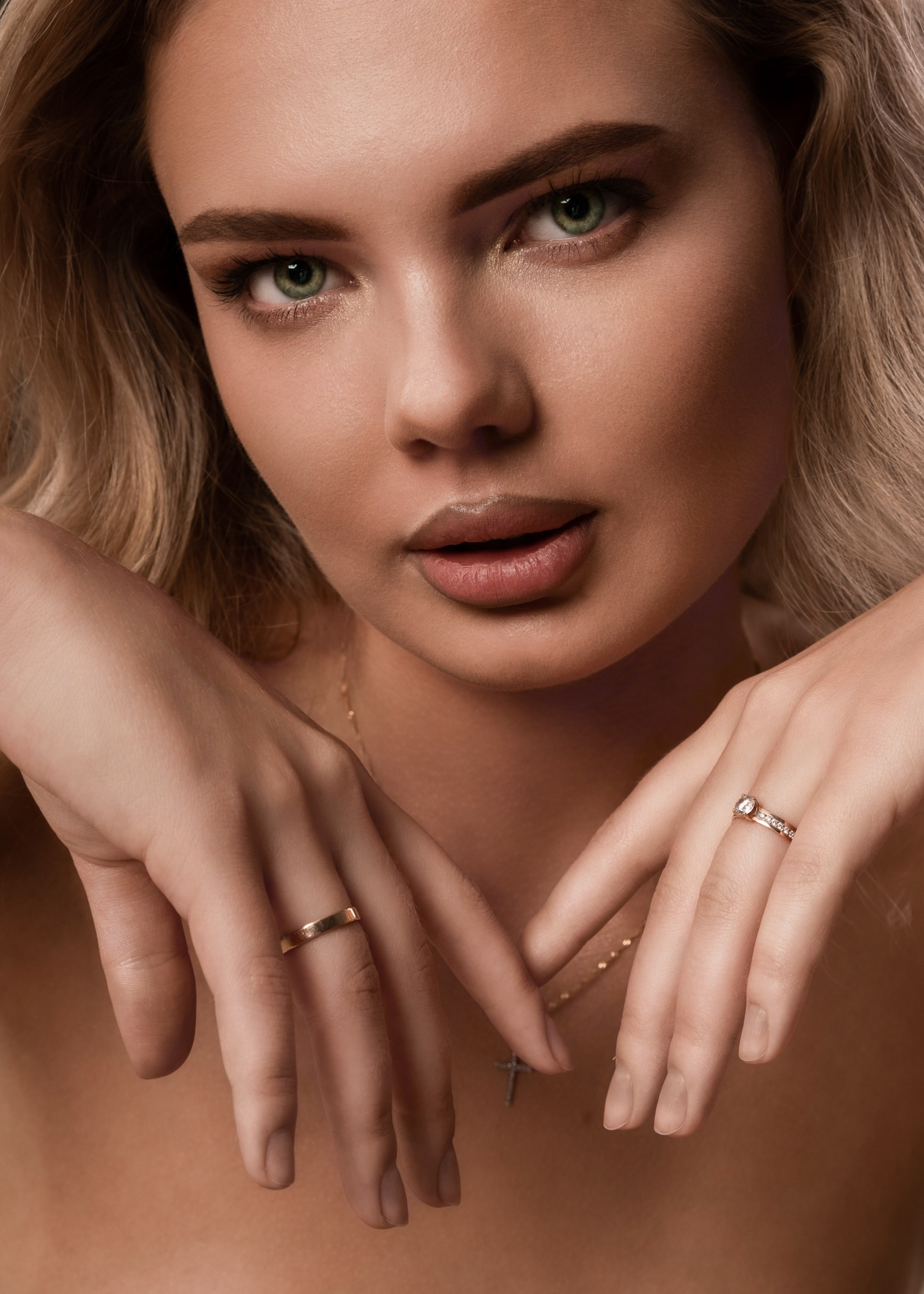 Женский портрет, нежный образ, естественное освещение, студийная съёмка, мягкий женский образ, крупные глаза, улыбка, натуральный макияж, элегантная причёска, черный фон,