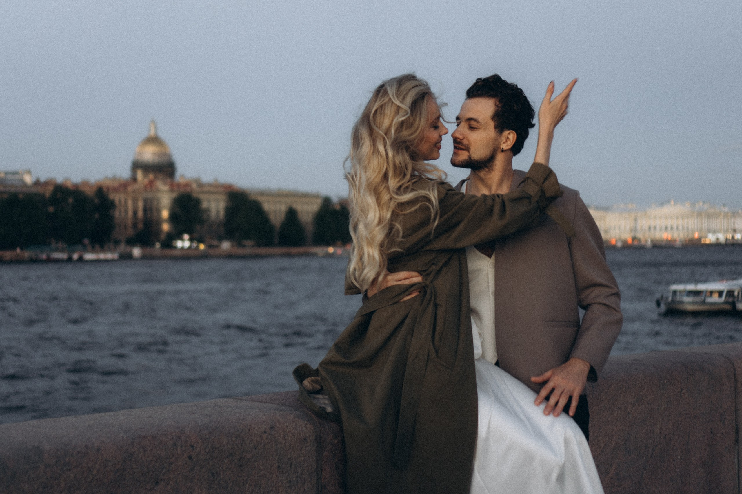 СВАДЕБНАЯ СЬЕМКА ПАРЫ НА РАССВЕТЕ В БЕЛЫЕ НОЧИ И ПРОГУЛКА С РАЗВОДНЫМИ МОСТАМИ И ПИКНИК ВОЗЛЕ ИСАКИЕВСКОГО СОБОРА. Профессиональный фотограф, Санкт-Петербург — Виктория Богомолова